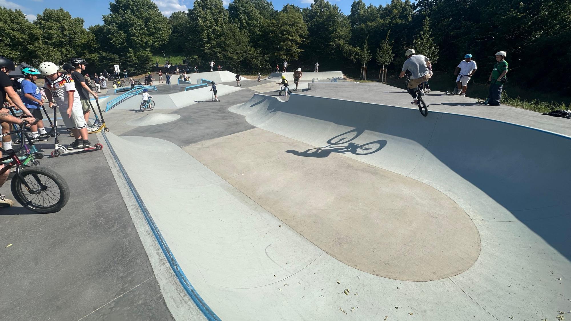 Der neue Skatepark hat viele Attraktionen.