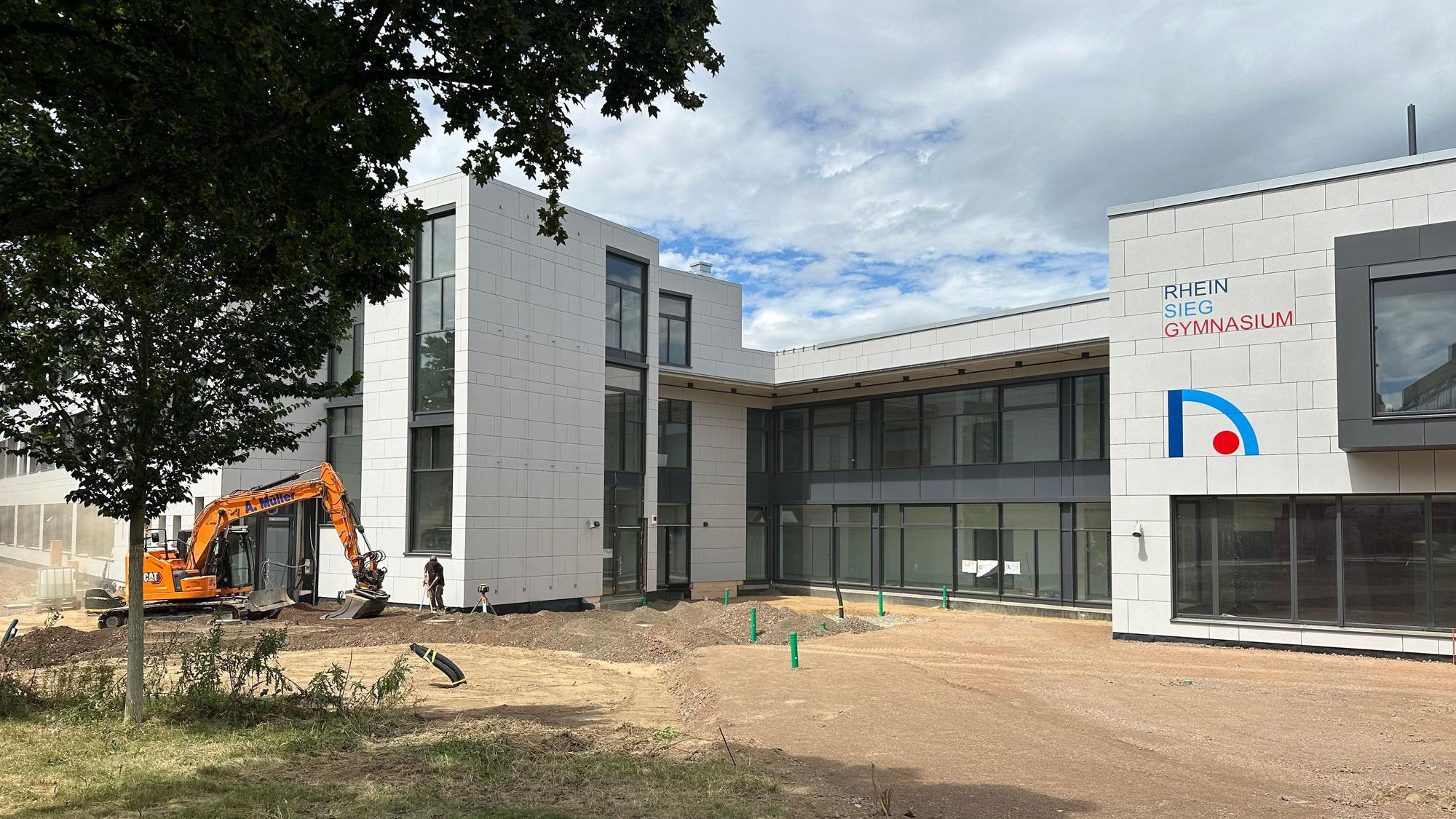 Die Außenanlagen werden zurzeit gestaltet. Neubau Rhein-Sieg Gymnasium kurz vor der Fertigstellung.