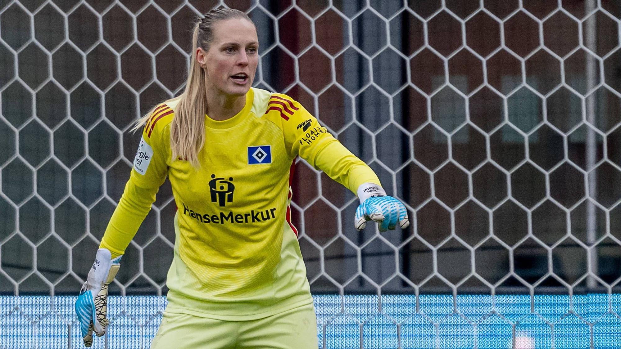 Inga Schuldt Torfrau, Hamburger SV, 1 mit Anweisungen GER, FC Bayern Muenchen Frauen vs. Hamburger SV, Fussball, Google Pixel Frauen-Bundesliga, 13. Spieltag, Saison 2025/2026, 14.12.2025. DFL DFB REGULATIONS PROHIBIT ANY USE OF PHOTOGRAPHS as IMAGE SEQUENCES and or QUASI-VIDEO. GER, FC Bayern Muenchen Frauen vs. Hamburger SV, Fussball, Google Pixel Frauen-Bundesliga, 13. Spieltag, Saison 2025/2026, 14.12.2025. Muenchen *** Inga Schuldt Goalkeeper, Hamburger SV, 1 with instructions GER, FC Bayern Muenchen Frauen vs Hamburger SV, Football, Google Pixel Frauen Bundesliga, 13 Spieltag, Saison 2025 2026, 14 12 2025 DFL DFB REGULATIONS PROHIBIT ANY USE OF PHOTOGRAPHS as IMAGE SEQUENCES and or QUASI VIDEO GER, FC Bayern Muenchen Frauen vs Hamburger SV, Football, Google Pixel Frauen Bundesliga, 13 Spieltag, Saison 2025 2026, 14 12 2025 Muenchen Copyright: xEibner-Pressefoto/HeikexFeinerx EP_HFR