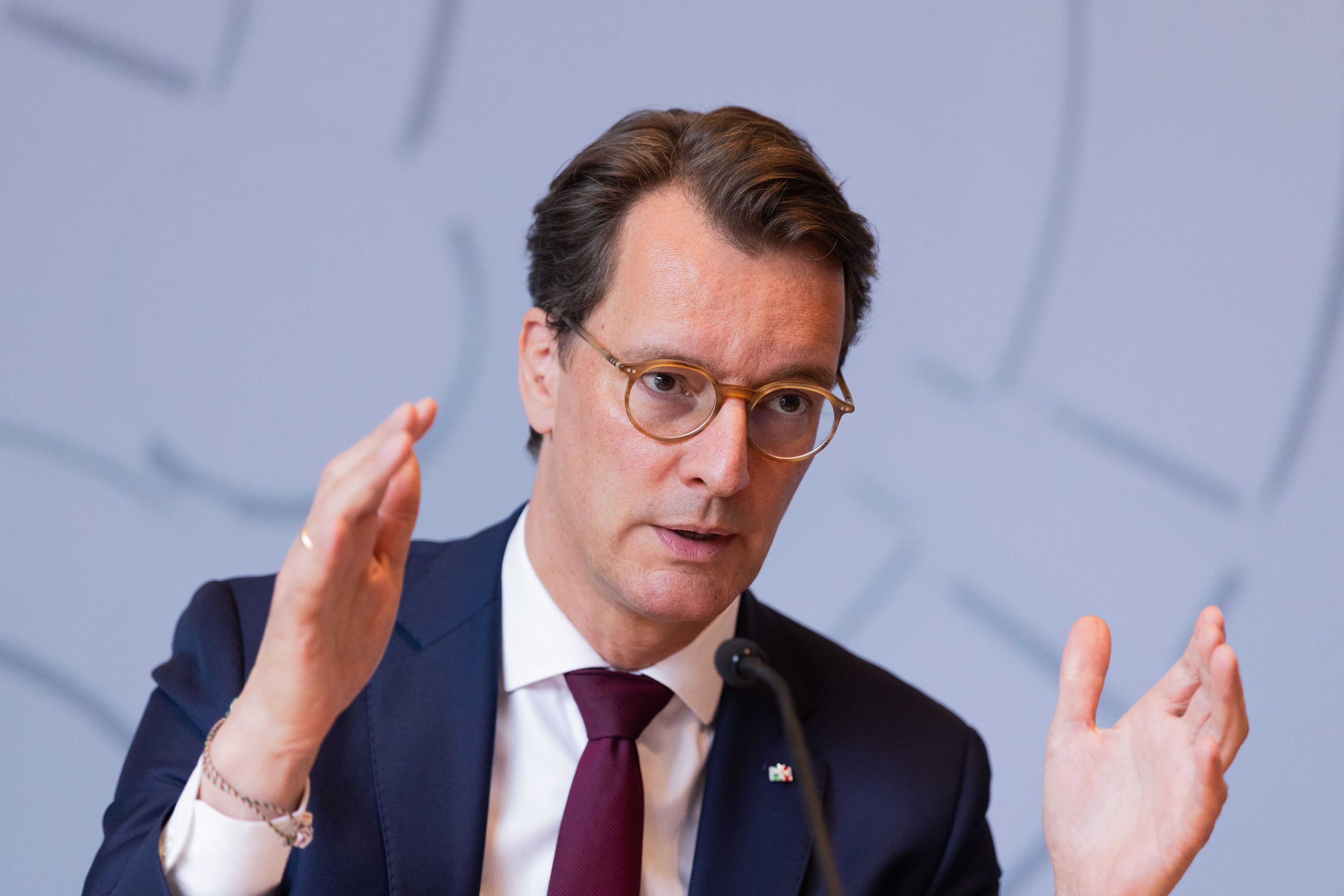 Hendrik Wüst (CDU), Ministerpräsident von Nordrhein-Westfalen, äußert sich in der Landespressekonferenz im Landtag zu aktuellen politischen Themen.