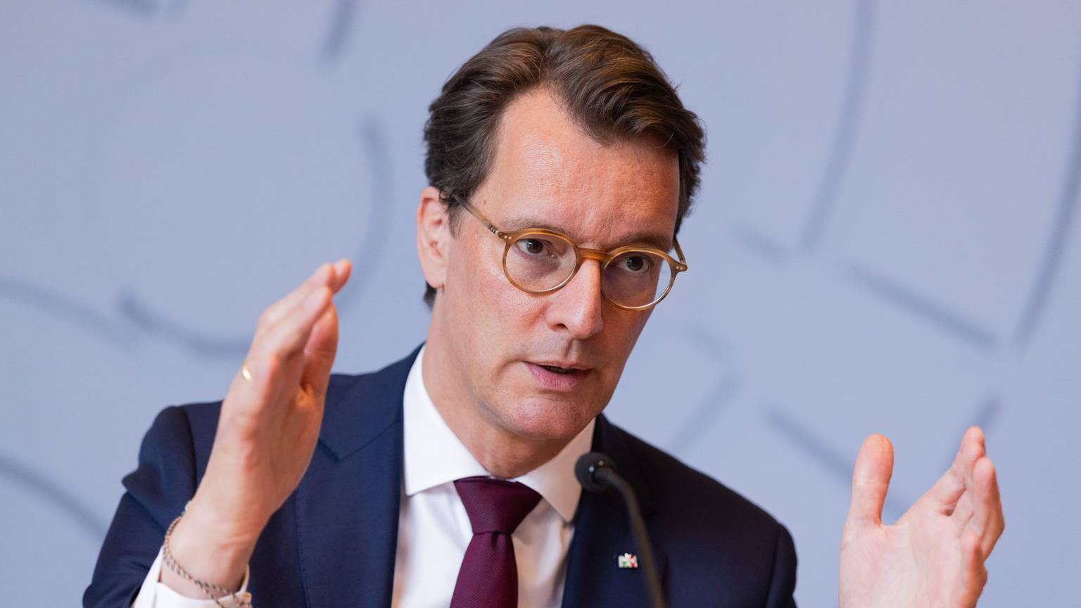 Hendrik Wüst (CDU), Ministerpräsident von Nordrhein-Westfalen, äußert sich in der Landespressekonferenz im Landtag zu aktuellen politischen Themen.