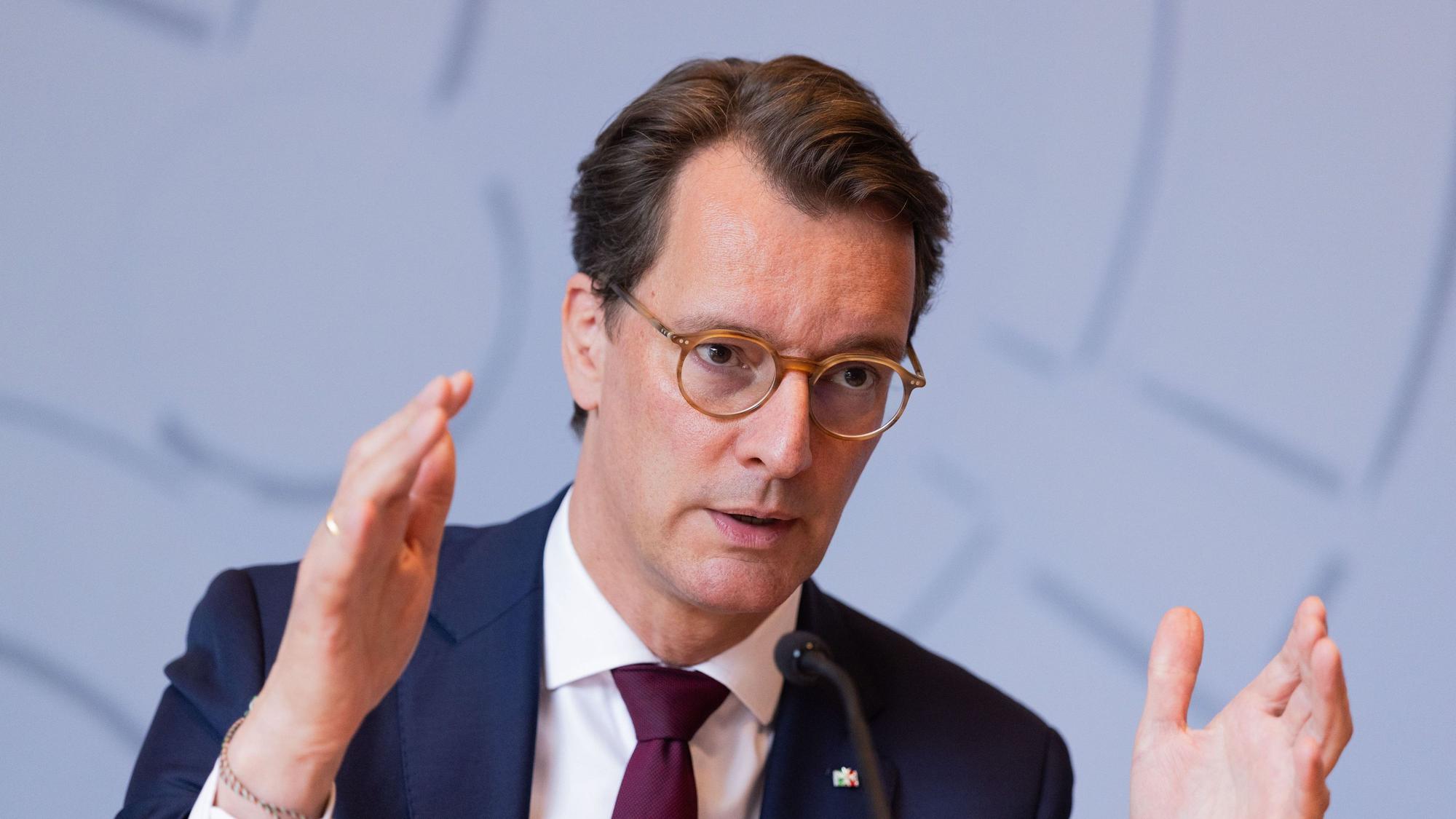 Hendrik Wüst (CDU), Ministerpräsident von Nordrhein-Westfalen, äußert sich in der Landespressekonferenz im Landtag zu aktuellen politischen Themen.
