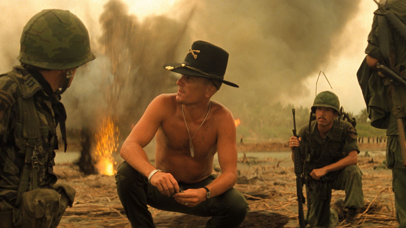 Mitten im Bombenhagel will Oberst Kilgore (Robert Duvall, Mitte) seine Jungs zum Surfen schicken. (Bild: BVITV)