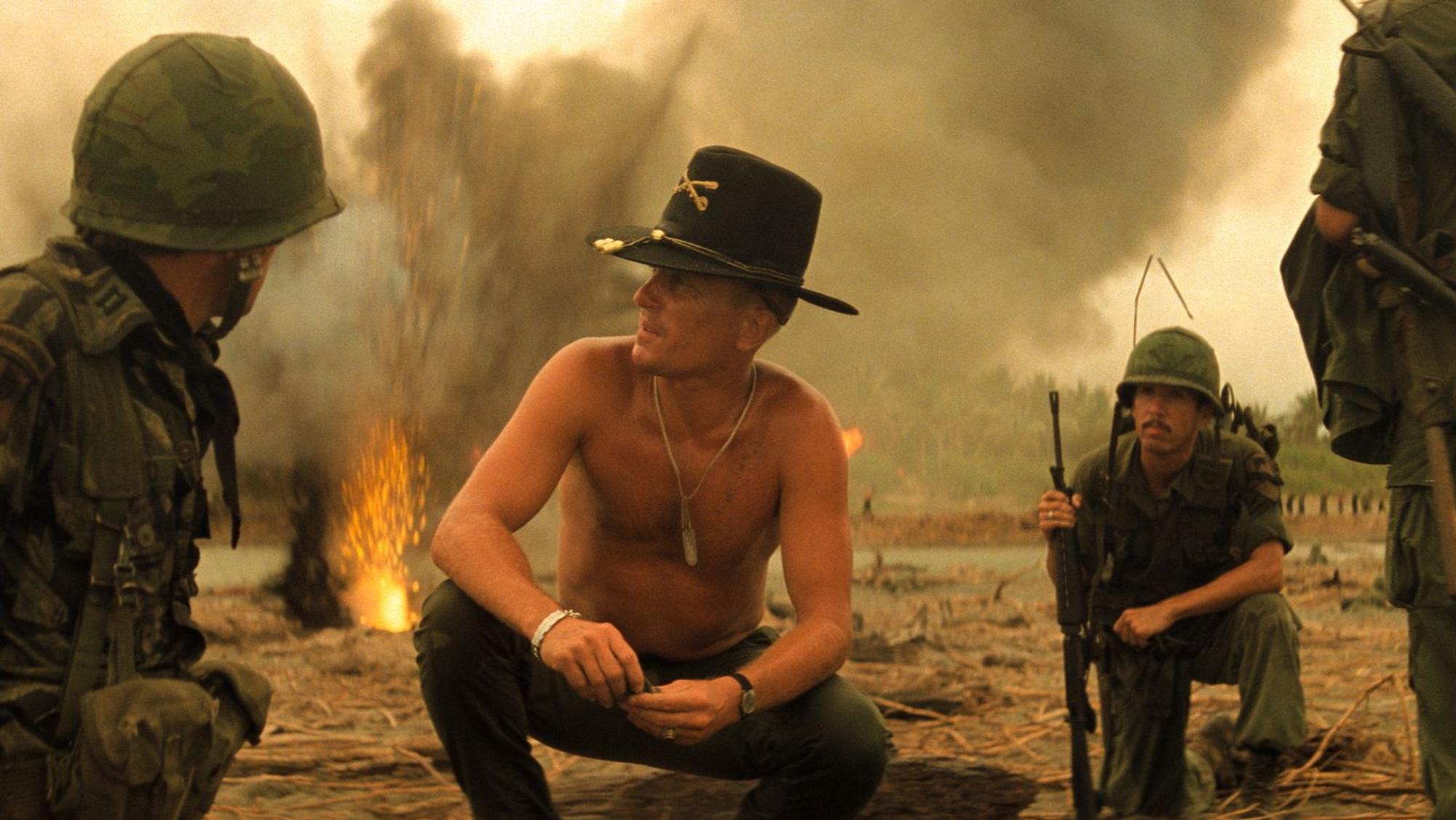 Mitten im Bombenhagel will Oberst Kilgore (Robert Duvall, Mitte) seine Jungs zum Surfen schicken. (Bild: BVITV)