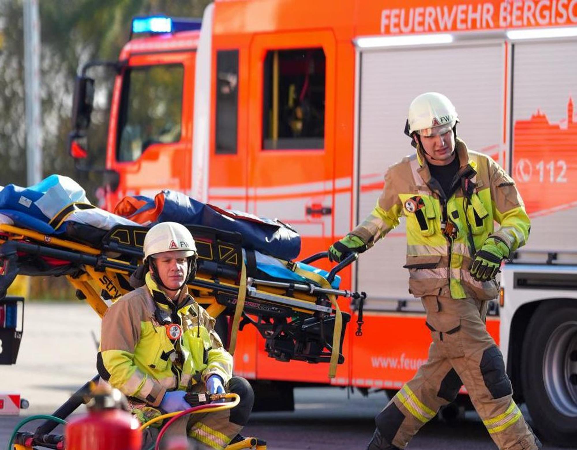 Ein Feuerwehrauto und zwei Feuerwehrmänner