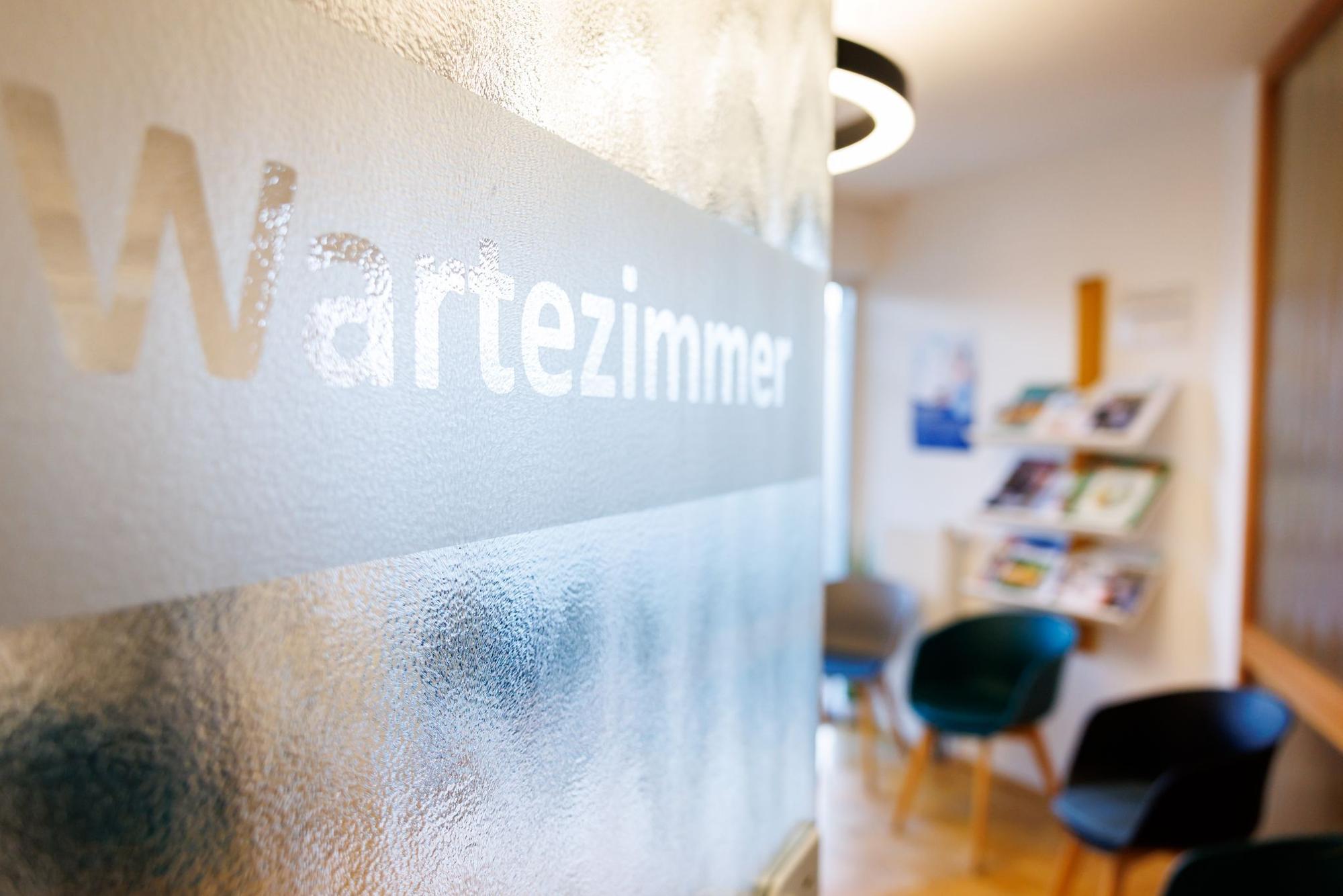 Arztbesuch am ersten Tag? Ob die AU direkt am ersten Krankheitstag vorliegen muss, ist noch unklar und wird vom Gesetzgeber geregelt. Arbeitgeber können das aber unter Umständen schon jetzt verlangen.