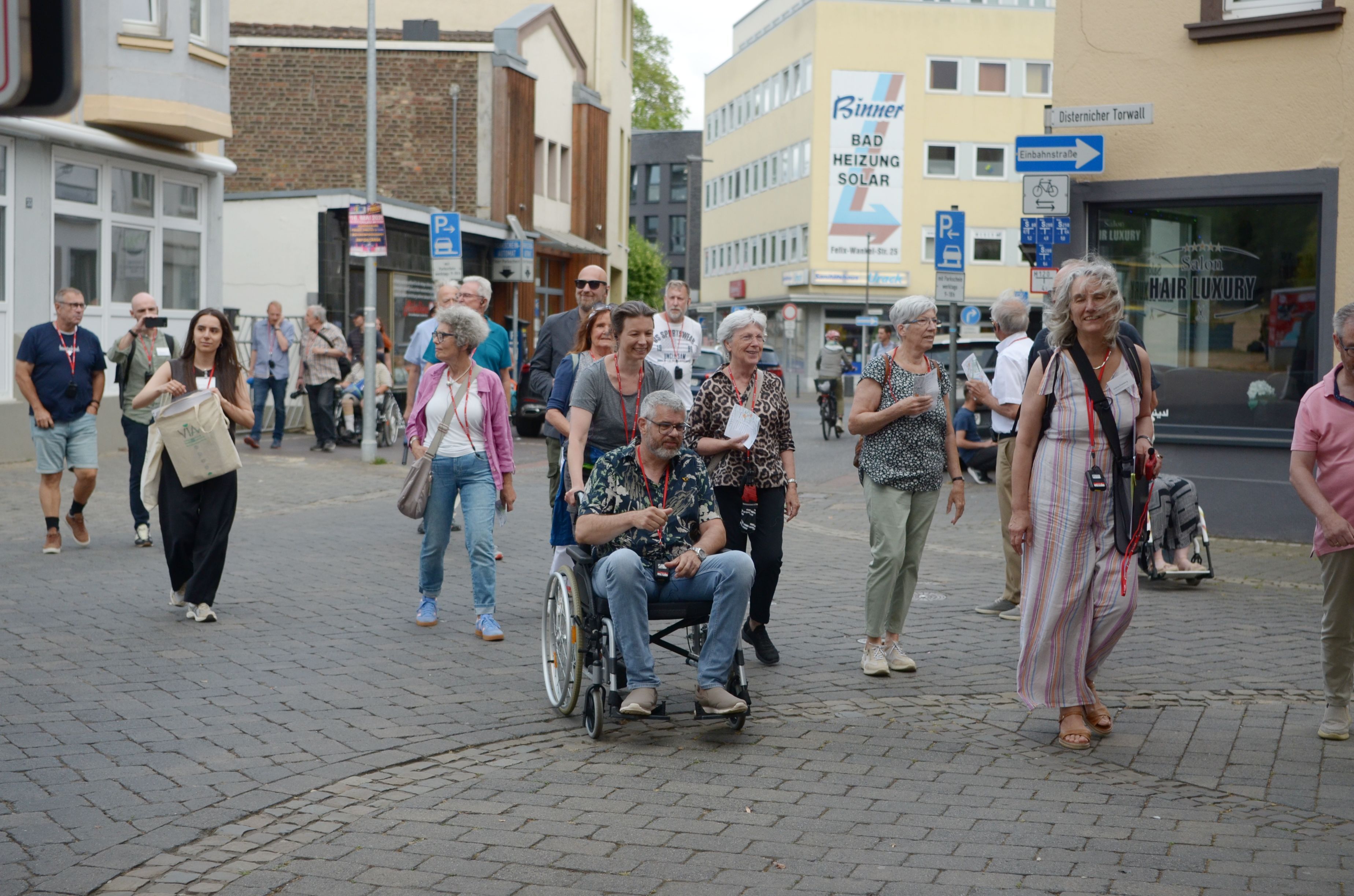 Eine Gruppe von Menschen überquert eine Straße.
