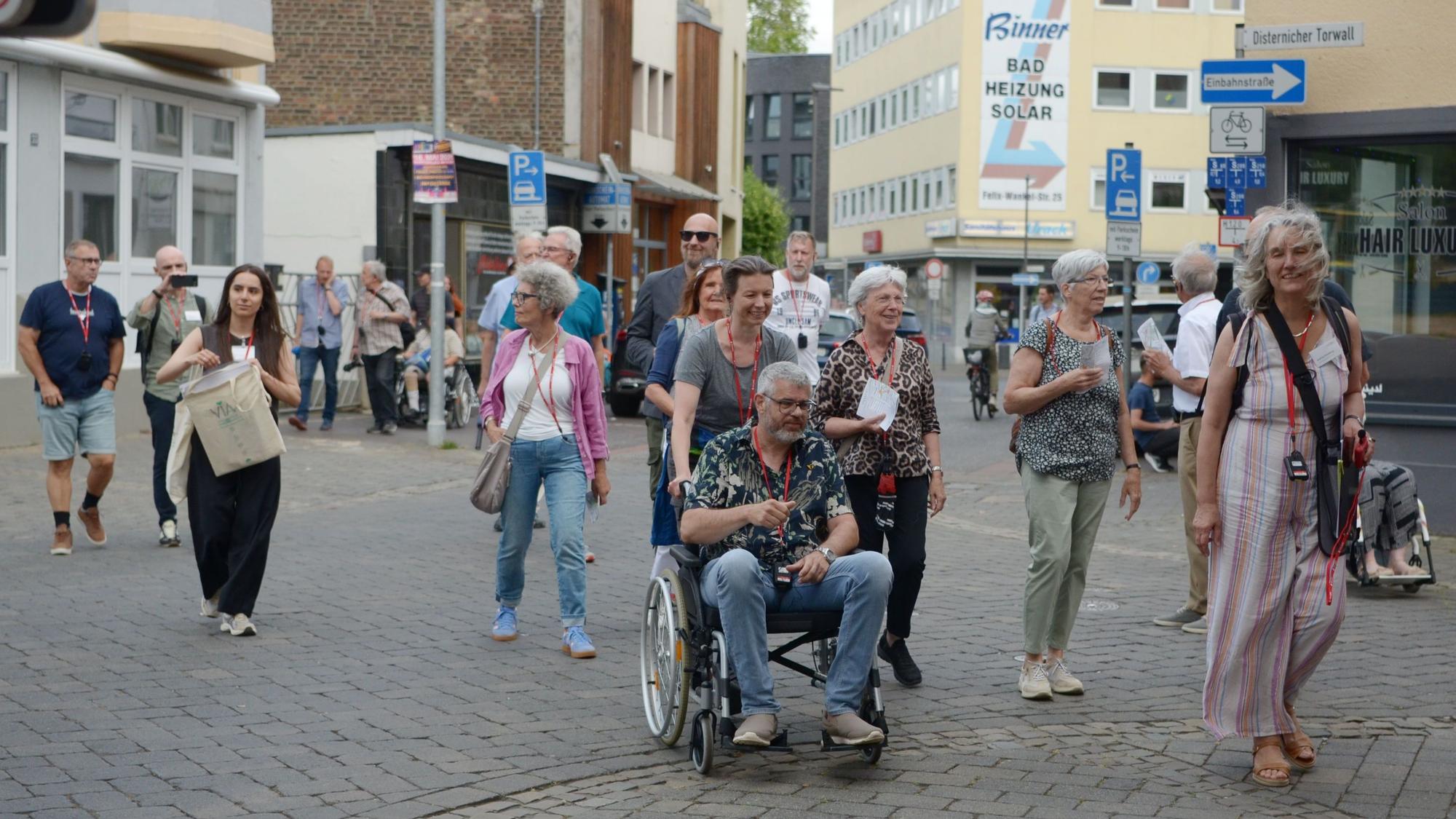 Eine Gruppe von Menschen überquert eine Straße.