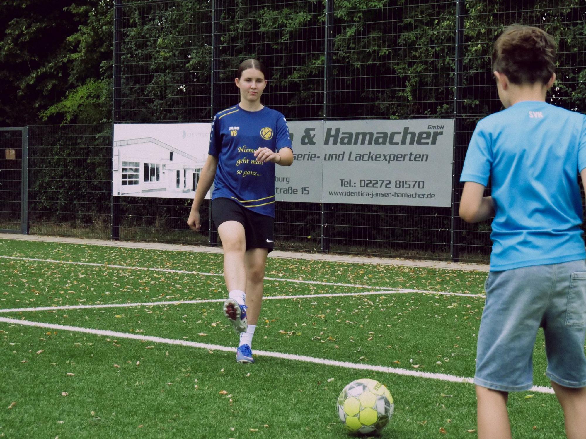 Das Bild zeigt Viktoria Borowczyk beim Training mit ihrem Bruder Oliver.