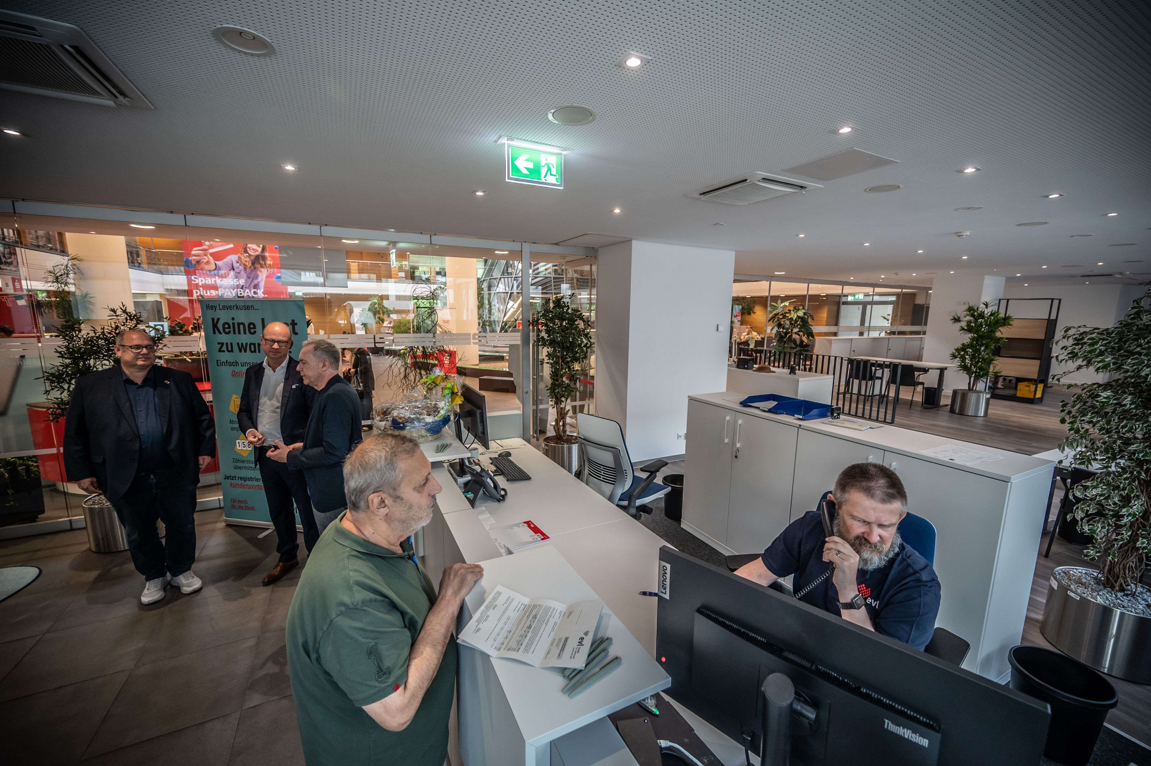 Sparkasse leverkusen, EVL verlegt das Kundencenter in die Sparkasse in der City C  mit Markus Grawe Stefan Hebbel und Thomas Eimermacher Bild: Ralf Krieger