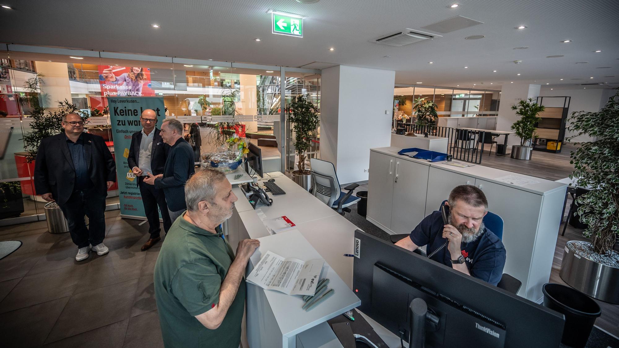 Sparkasse leverkusen, EVL verlegt das Kundencenter in die Sparkasse in der City C mit Markus Grawe Stefan Hebbel und Thomas Eimermacher Bild: Ralf Krieger
