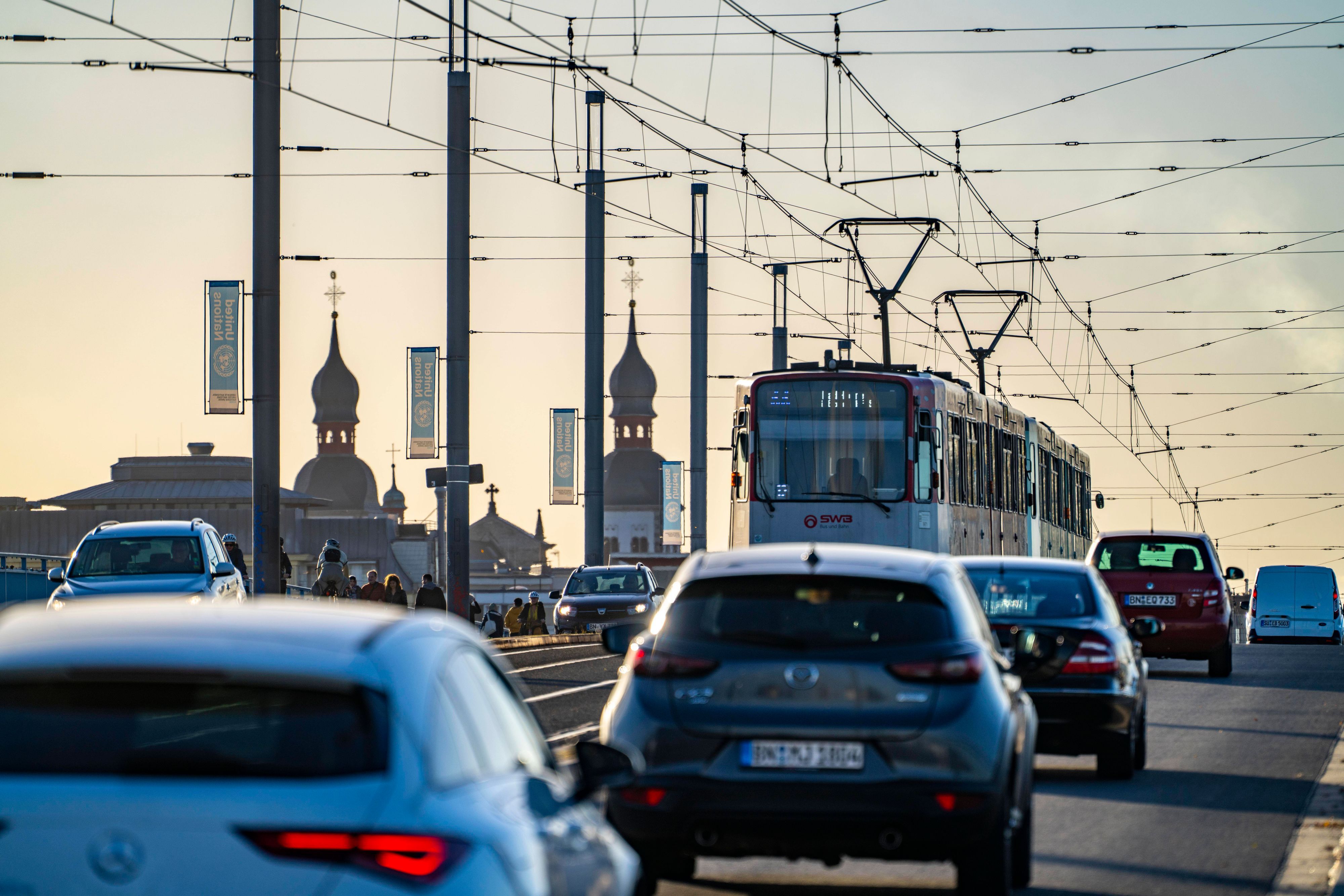Eine Stadtbahn fährt in Bonn über die Kennedybrücke.