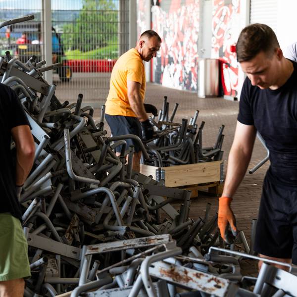15 ukrainische Freiwillige halfen am vergangenen Wochenende dabei, die Sitzschalen, Halterungen und Traversen zu verladen. Innerhalb von fünf Stunden beluden sie zwei 17 Meter lange Lkw.