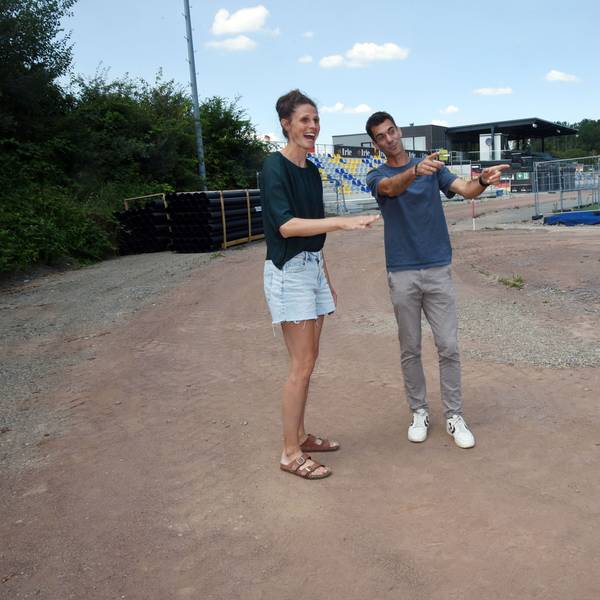 Lena und Miguel Rigau auf der Baustelle am Sportplatz in Nümbrecht.