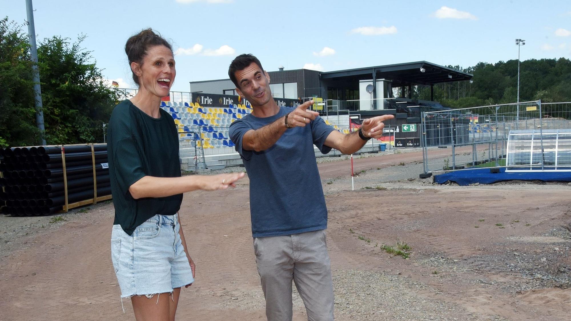 Lena und Miguel Rigau auf der Baustelle am Sportplatz in Nümbrecht.