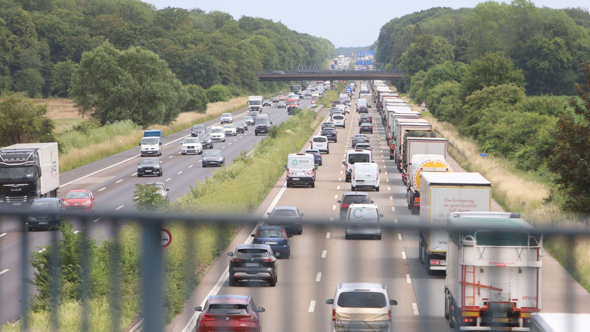 Die Situation auf der Bundesautobahn A4 zwischen dem Kreuz Köln-West und der AS Klettenberg in Fahrtrichtung Süden. Seitdem die Autobahnbrücke Eifeltor für schwere LKW über 7,5 Tonnen gesperrt wurde, kommt es hier zu langen Rückstaus von Lastkraftwagen.