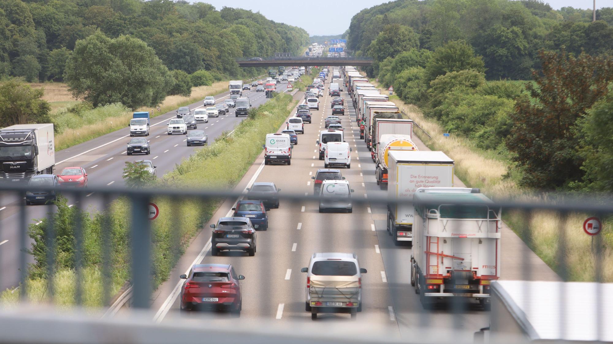 Das Foto zeigt Staus auf der A4 zwischen dem Kreuz Köln-West und der AS Klettenberg in Fahrtrichtung Süden (Archivbild)