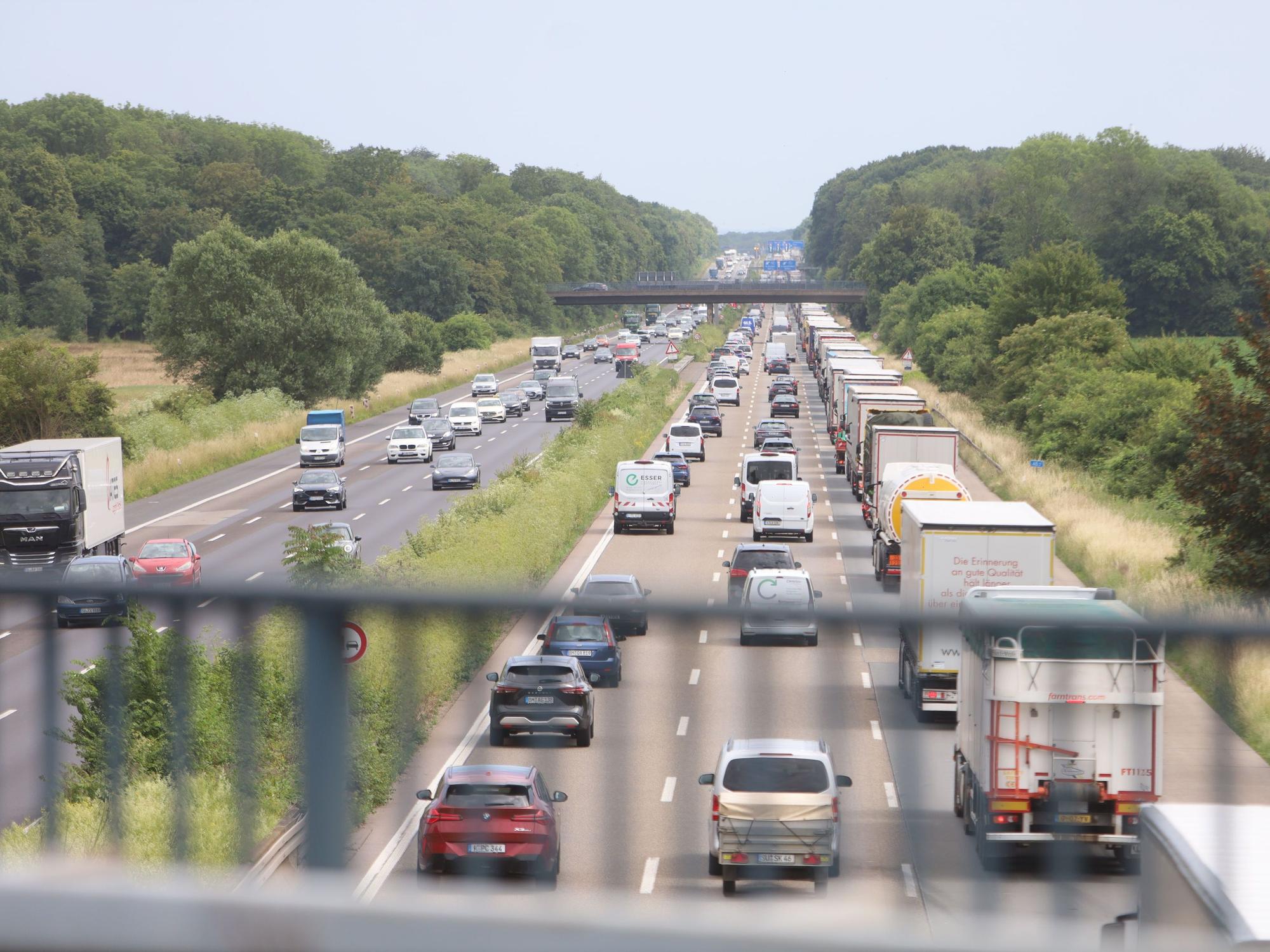 Die Situation auf der Bundesautobahn A4 zwischen dem Kreuz Köln-West und der AS Klettenberg in Fahrtrichtung Süden. Seitdem die Autobahnbrücke Eifeltor für schwere LKW über 7,5 Tonnen gesperrt wurde, kommt es hier zu langen Rückstaus von Lastkraftwagen.
