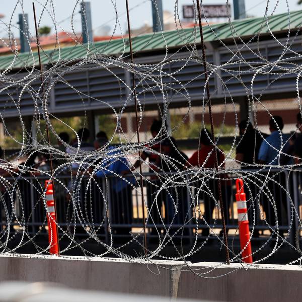 Menschen stehen auf einer Brücke in Nueva Laredo, um die Grenze zu den USA zu überschreiten.