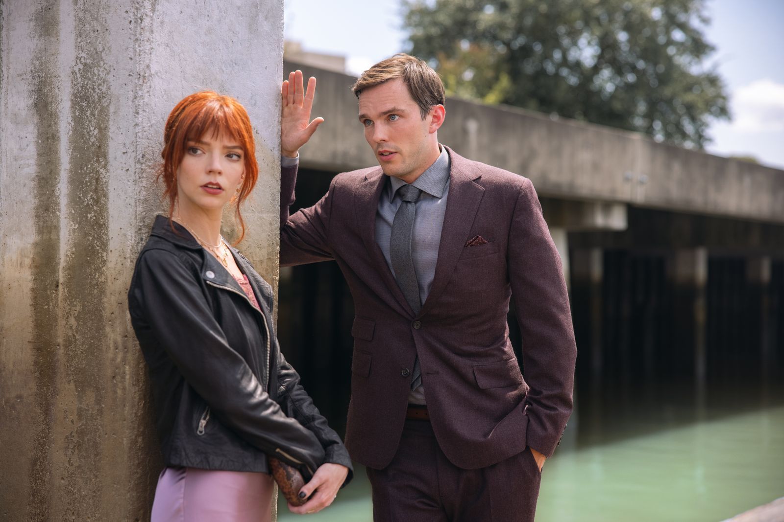 Tyler (Nicholas Hoult) lädt sein Date Margot (Anya Taylor-Joy) zu einem außergewöhnlichen Date ein. (Bild:  RTL / 2022 20th Century Studios)