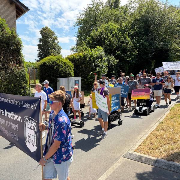 „Auflagen runter!“ Etwa 250 Menschen waren dem Aufruf der Dorfgemeinschaft Pattscheid-Romberg-Linde (Paroli) gefolgt und demonstrieren gegen zu hohe Auflagen durch die Behörden.