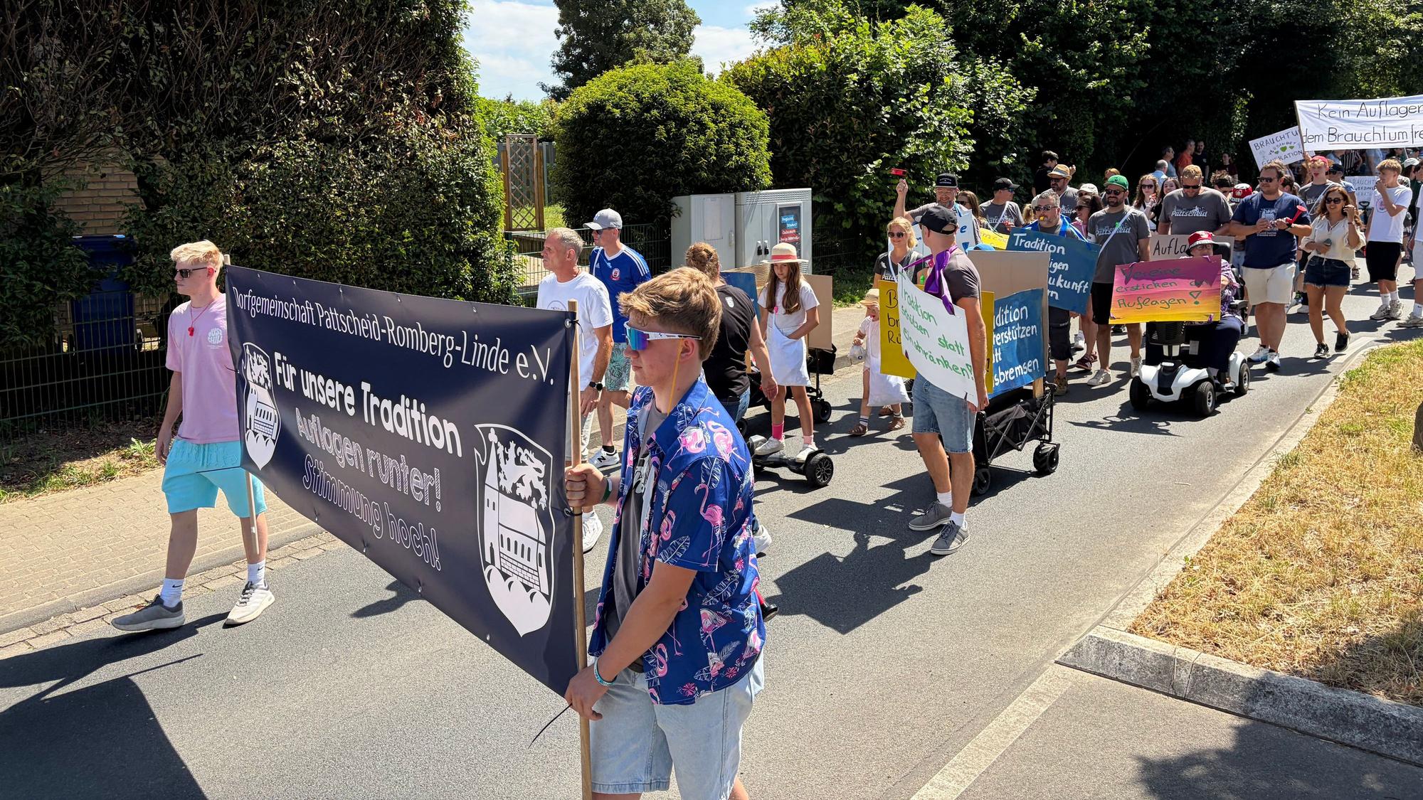 „Auflagen runter!“ Etwa 250 Menschen waren dem Aufruf der Dorfgemeinschaft Pattscheid-Romberg-Linde (Paroli) gefolgt und demonstrieren gegen zu hohe Auflagen durch die Behörden.