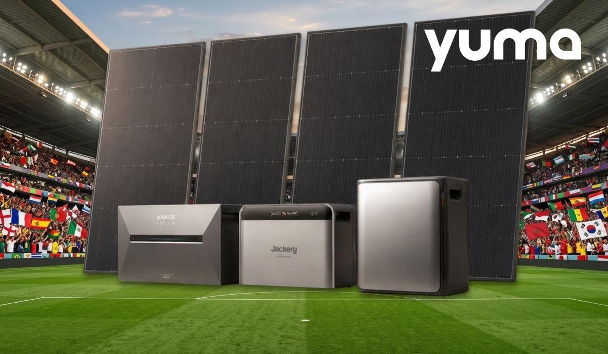 Drei Heimspeicher der Marken Anker Solix, EcoFlow und Jackery sowie vier aufgestellte Solarmodule vor der Kulisse eines Fußballstadions mit vielen Länder-Flaggen im Hintergrund.