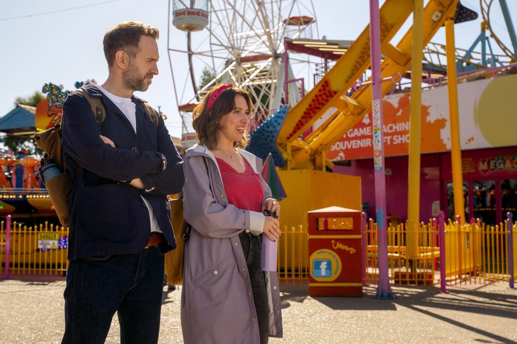 Nikki (Esther Smith) und Jason (Rafe Spall) gehen unterschiedlich mit dem Auftauchen von Kat (Charlotte Riley), der leiblichen Mutter ihrer beiden Kinder, um. (Bild: Apple TV)