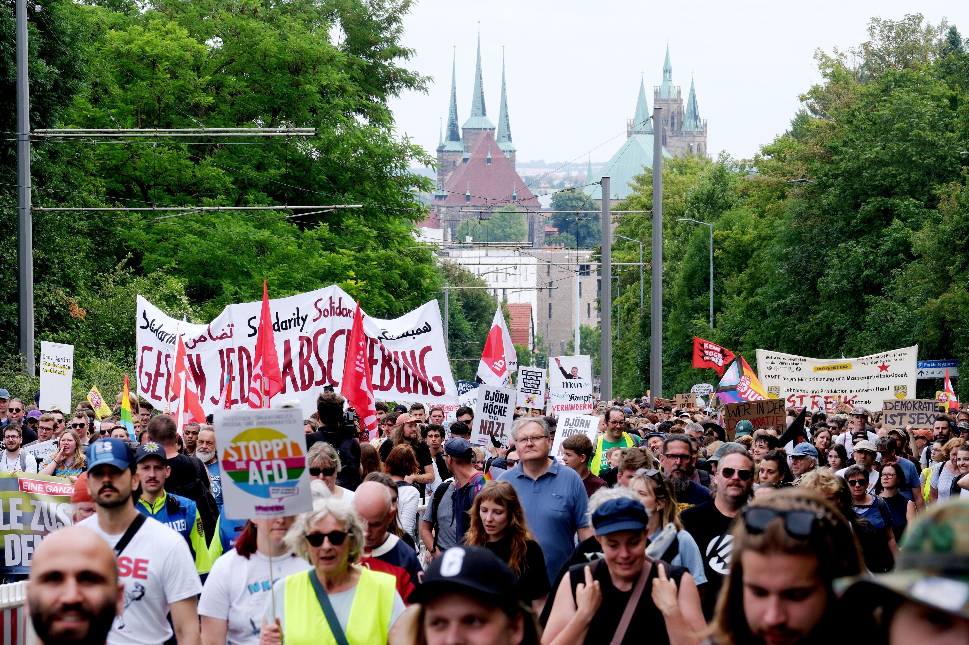 Teilnehmer einer linken Demonstration gegen den AfD-Parteitag in Erfurt am Samstag (4. Juli) auf dem Weg zum Messegelände.