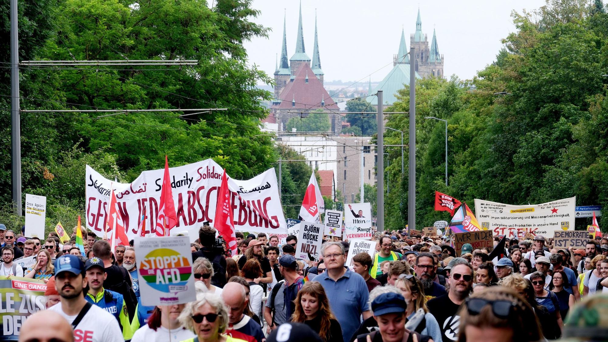 Teilnehmer einer linken Demonstration gegen den AfD-Parteitag in Erfurt am Samstag (4. Juli) auf dem Weg zum Messegelände.