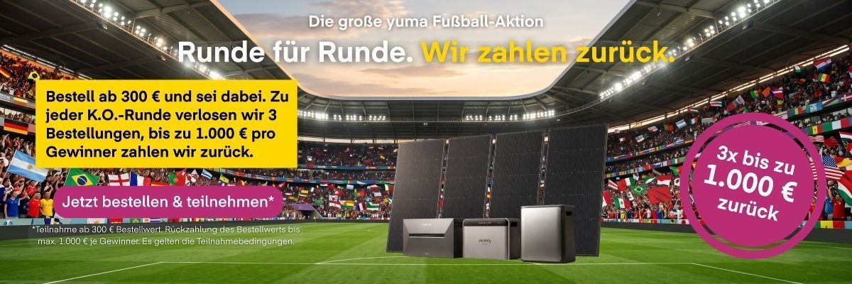 Yuma Fußball-Aktion mit Stadion und internationalen Flaggen und Balkonkraftwerk Speichern mit Solarmodulen.
