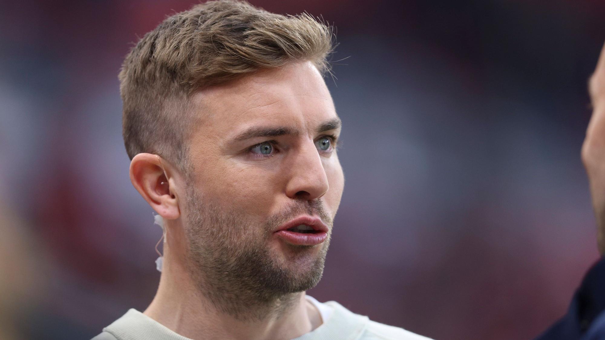 Christoph Kramer ist verkabelt und spricht.