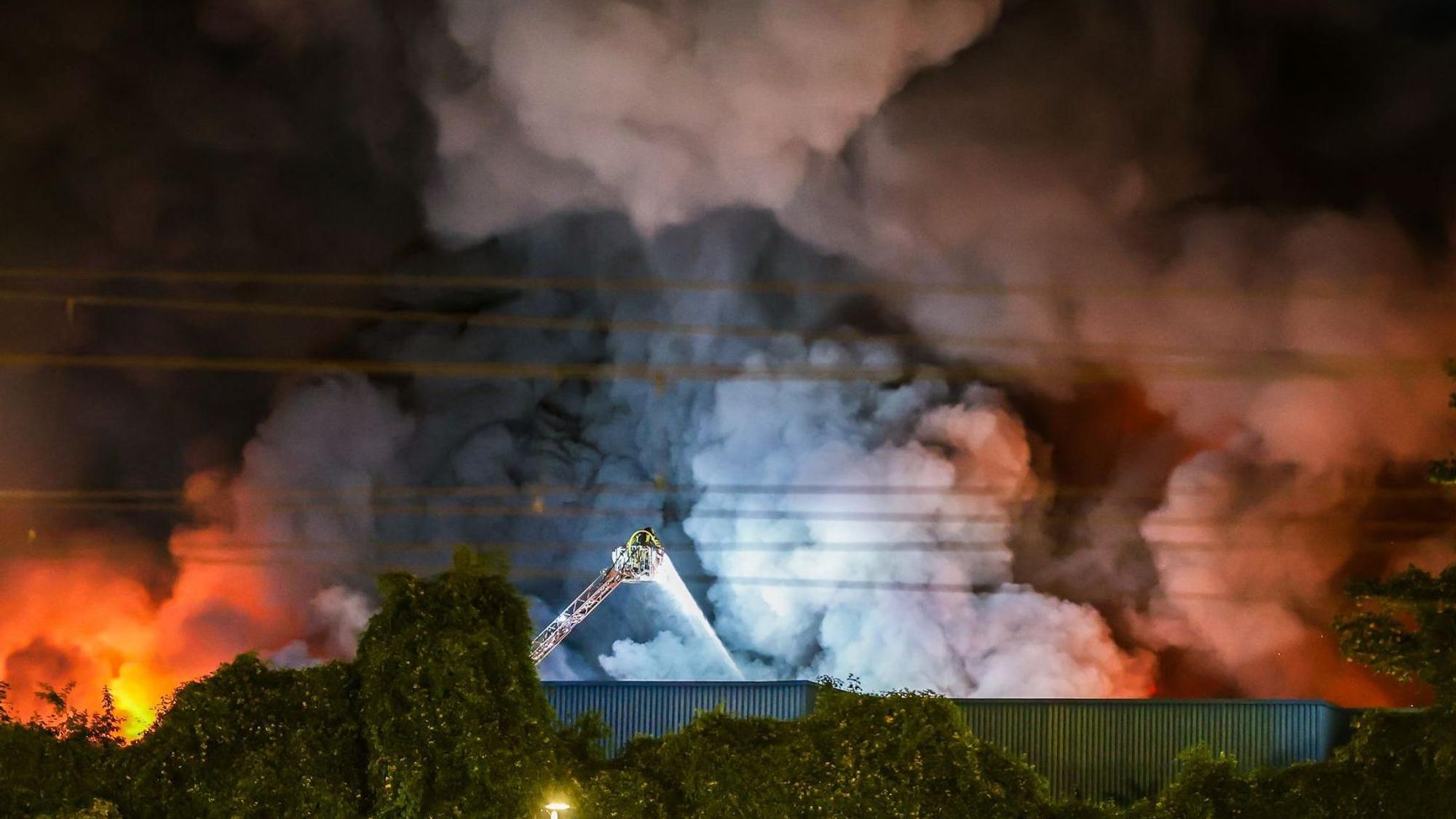 Für die Stuttgarter Feuerwehr ist es einer der größten Einsätze seit Jahren.