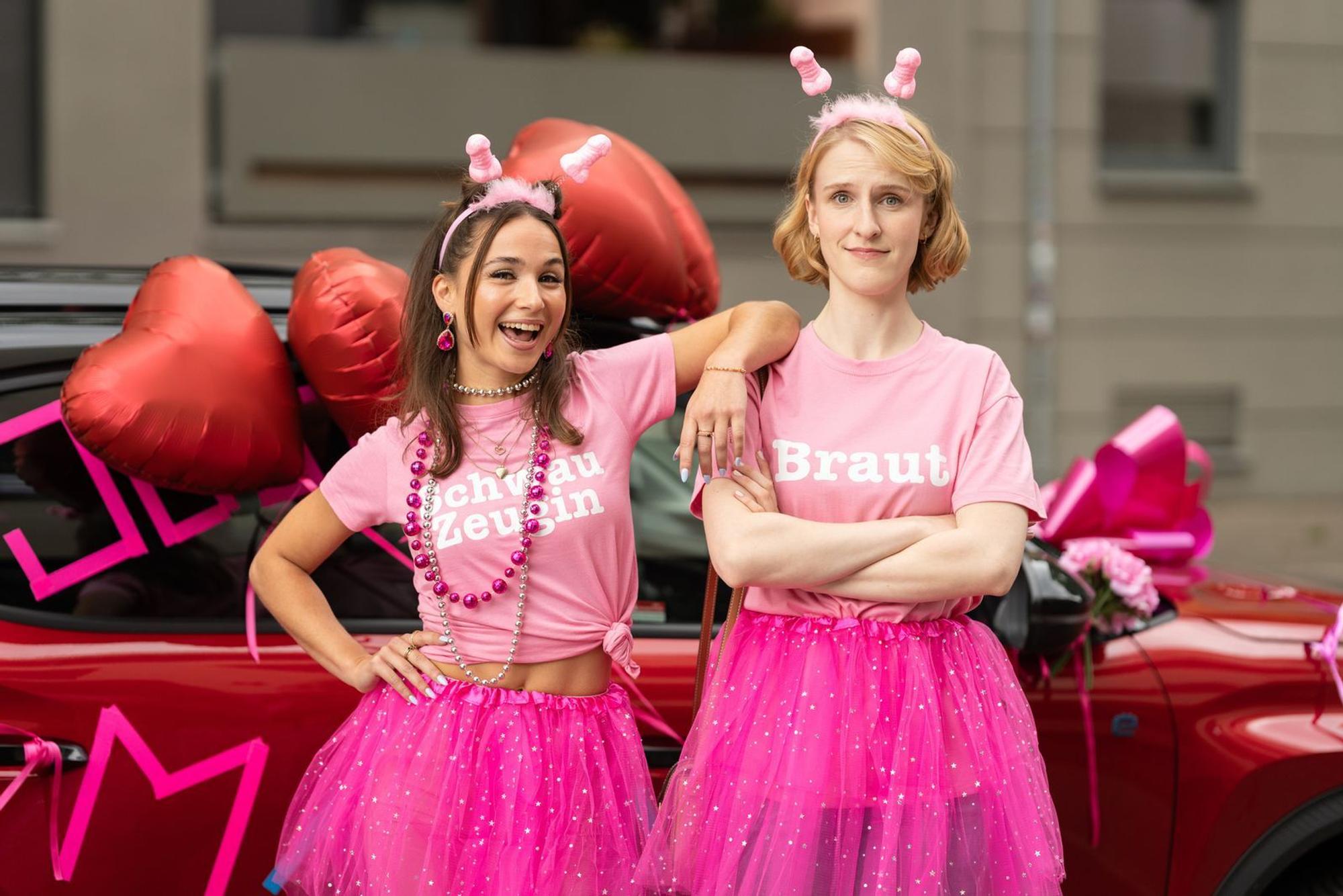 Sandy Koslowski (Cosima Henman, links) und Sandra Giesinger (Klara Lange) sind Halbschwestern und von Grund auf verschieden. (Bild: ZDF/Michael Kötschau)