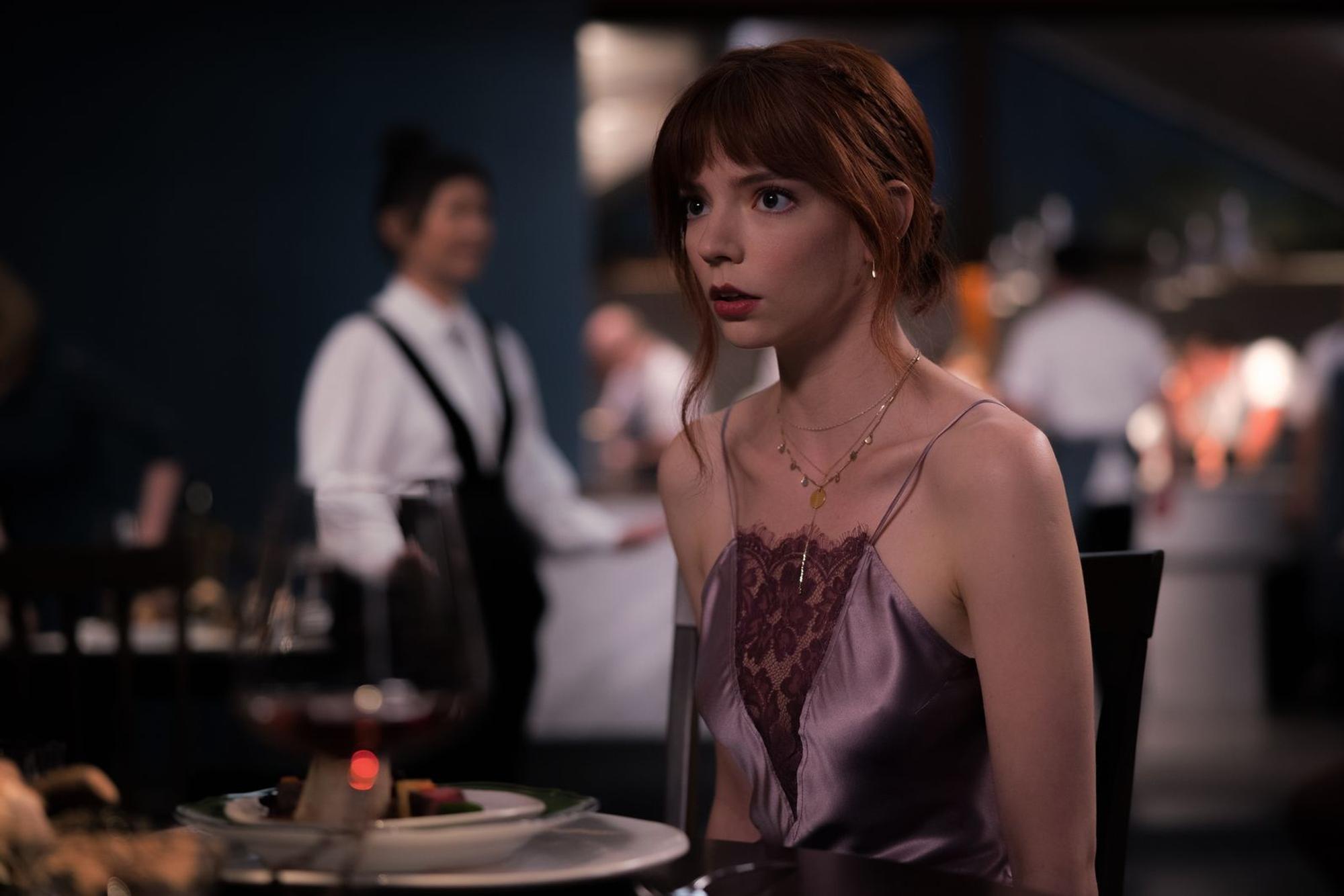 Margot (Anya Taylor-Joy) hält nicht viel von dem Haute-Cuisine-Geschwurbel. So bringt sie zusätzliche Würze in die Geschichte von „The Menu“. (Bild: RTL / 2022 20th Century Studios)