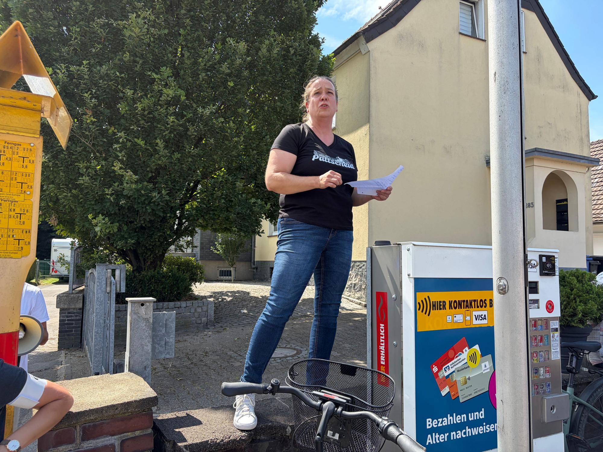 Simone Neugebauer, „Paroli“-Vorsitzende, rief auf: „Zeigen wir den Verantwortlichen, dass wir uns nicht kleinkriegen lassen.“