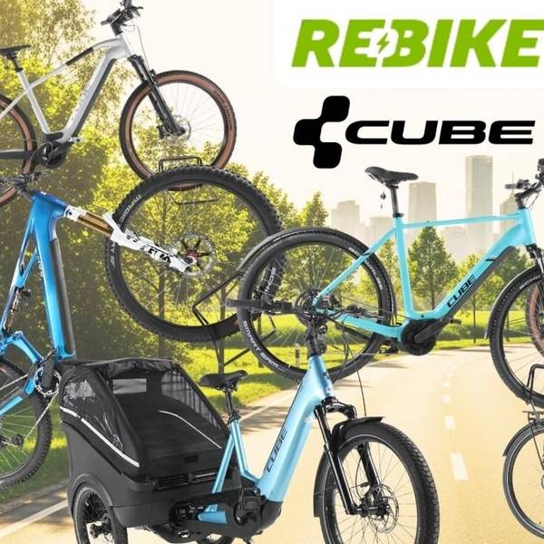 Cube E-Bike-Modelle vor einem Hintergrund einer Landstraße im Grünen vor einer Stadtsilhouette am sonnigen Tag.