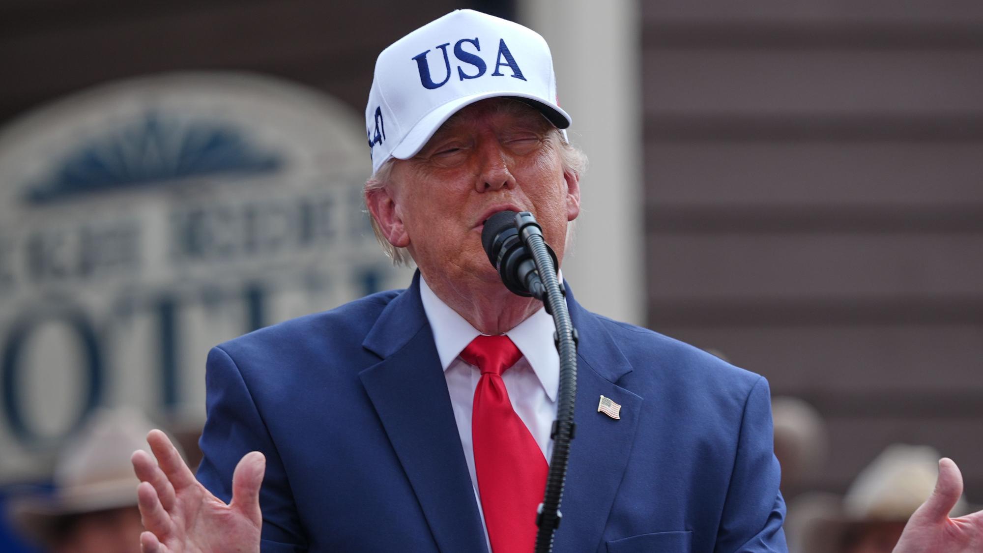 US-Präsident Donald Trump spricht am 1. Juli während der Eröffnungsfeier der „Theodore Roosevelt Präsidentenbibliothek“ in Medora. Er kündigt an, der Hitze trotzen zu wollen.