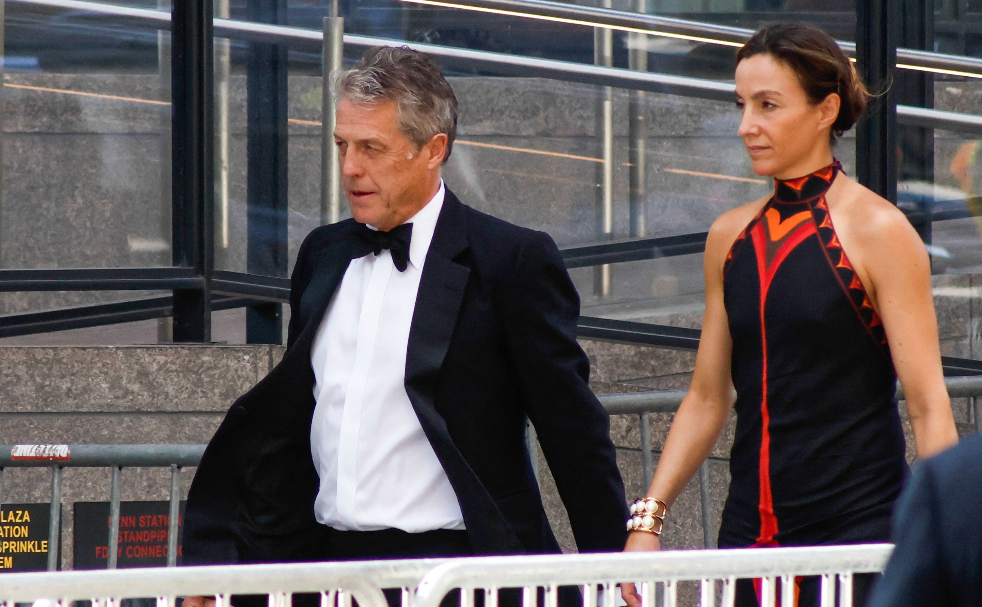 Schauspieler Hugh Grant und Anna Elisabet Eberstein erscheinen am Madison Square Garden.