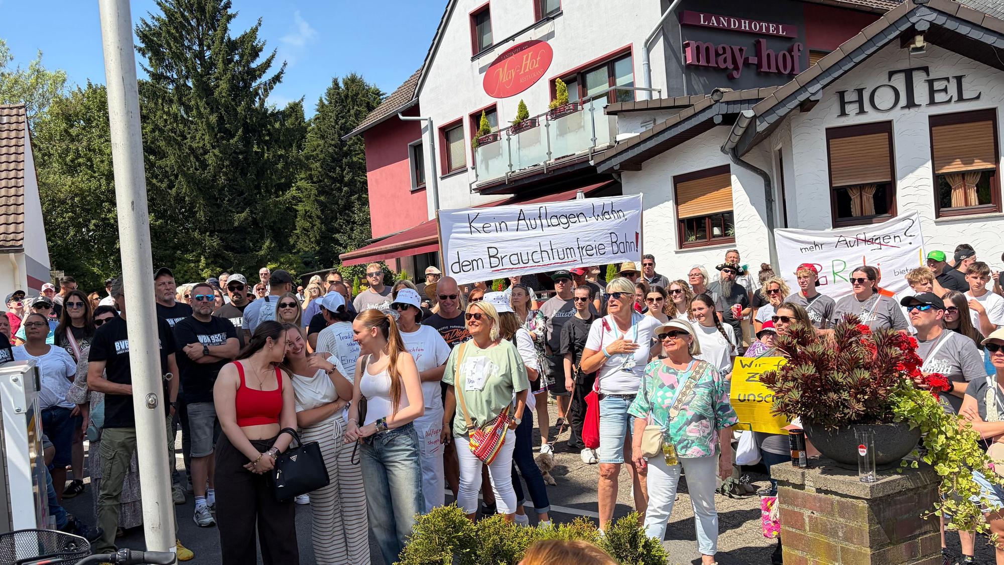 Freie Bahn für das Brauchtum forderten vor Kurzem 250 Menschen – jetzt hat die Stadt reagiert.
