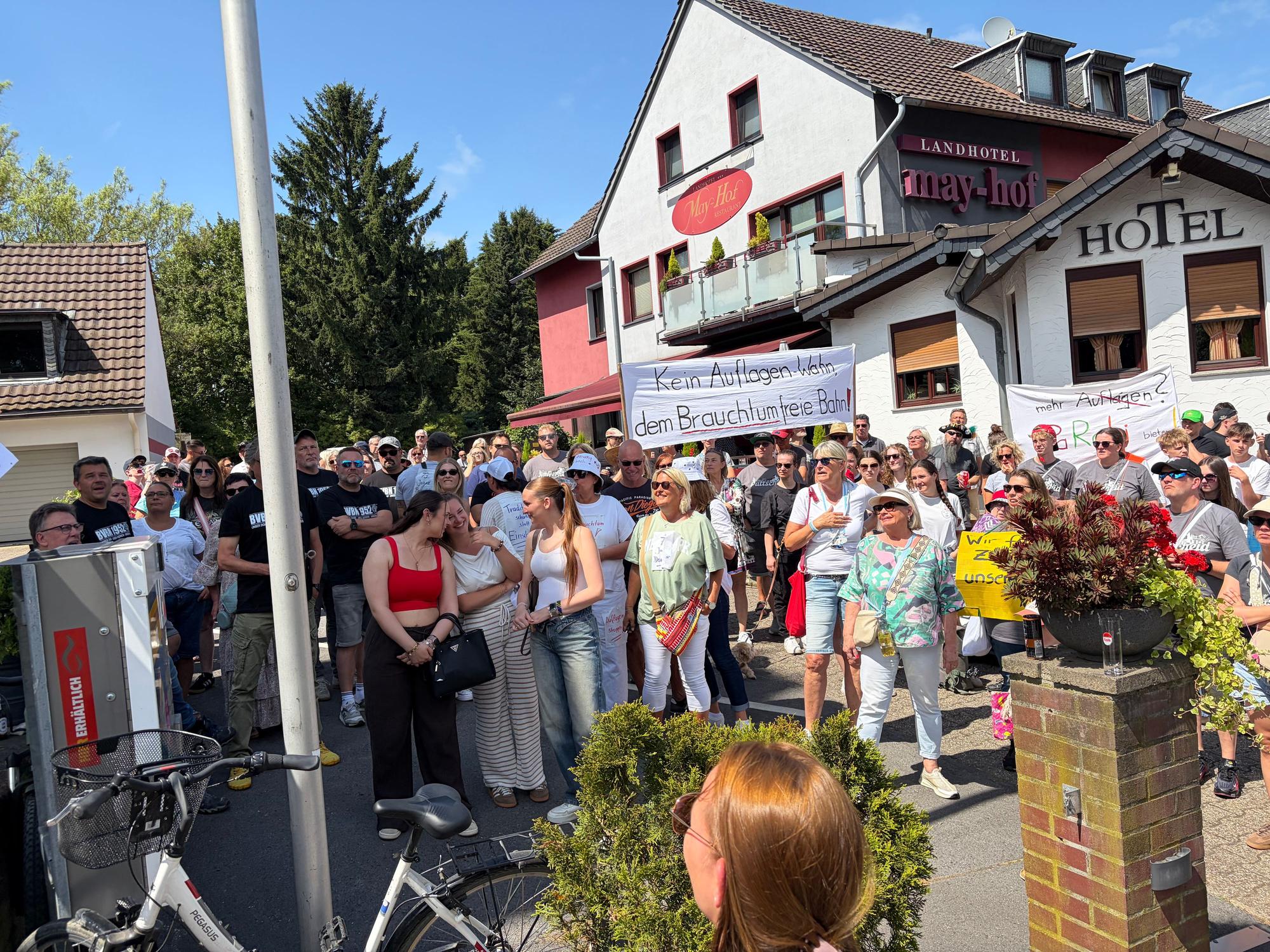 Am Landhotel May-Hof an der Burscheider Straße hatten sich die Demonstranten versammelt.