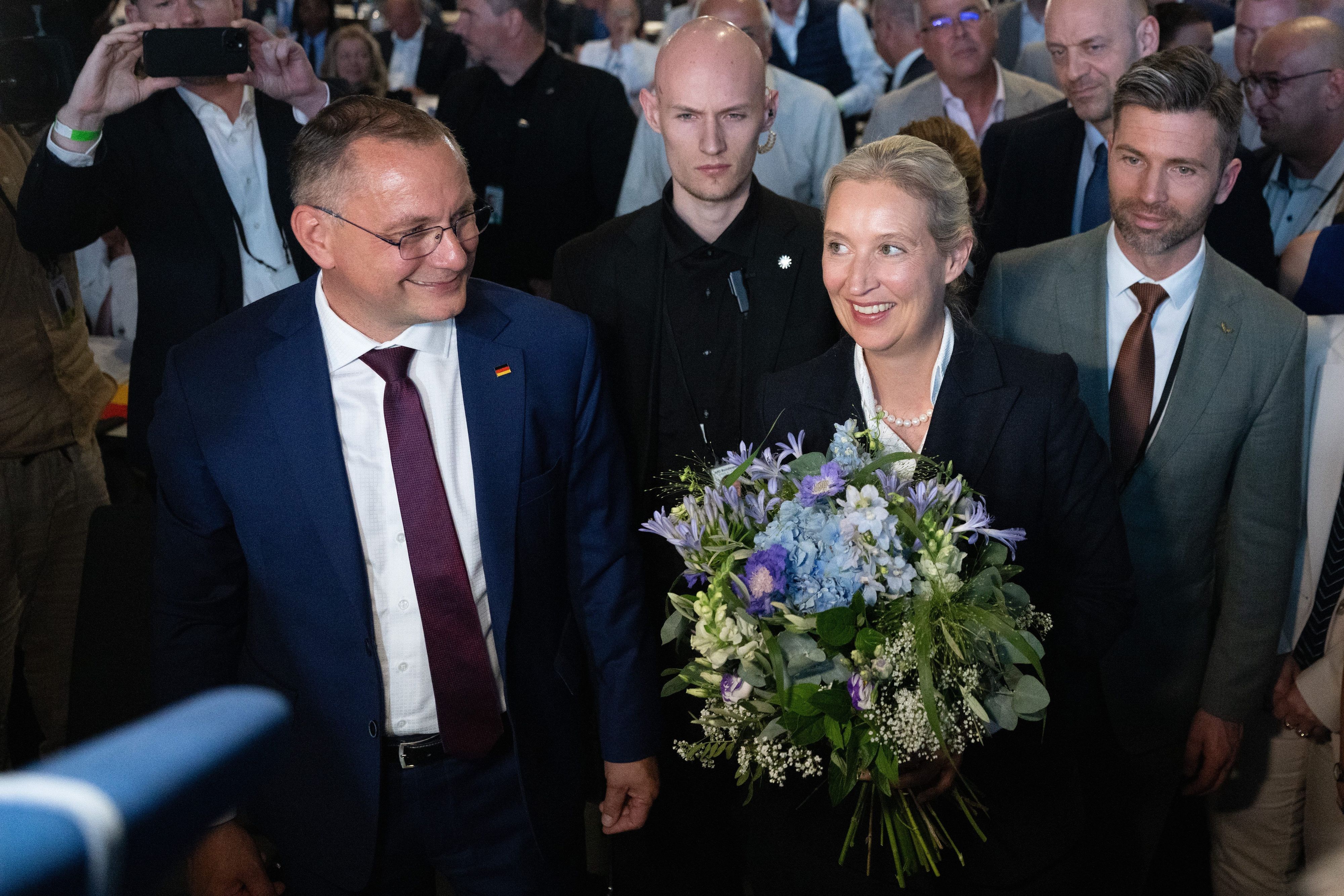 Alice Weidel (r.) und Tino Chrupalla (l.) wurden beim AfD-Bundesparteitag wiedergewählt.