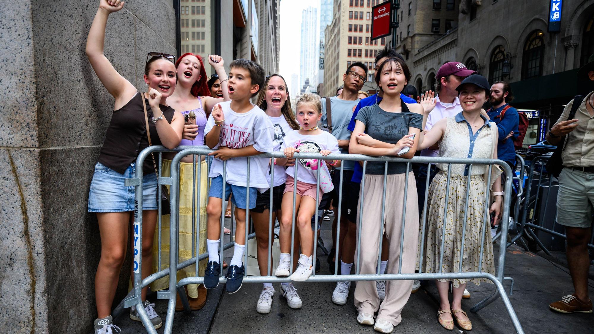 Schaulustige stehen hinter Absperrungen am Madison Square Garden.