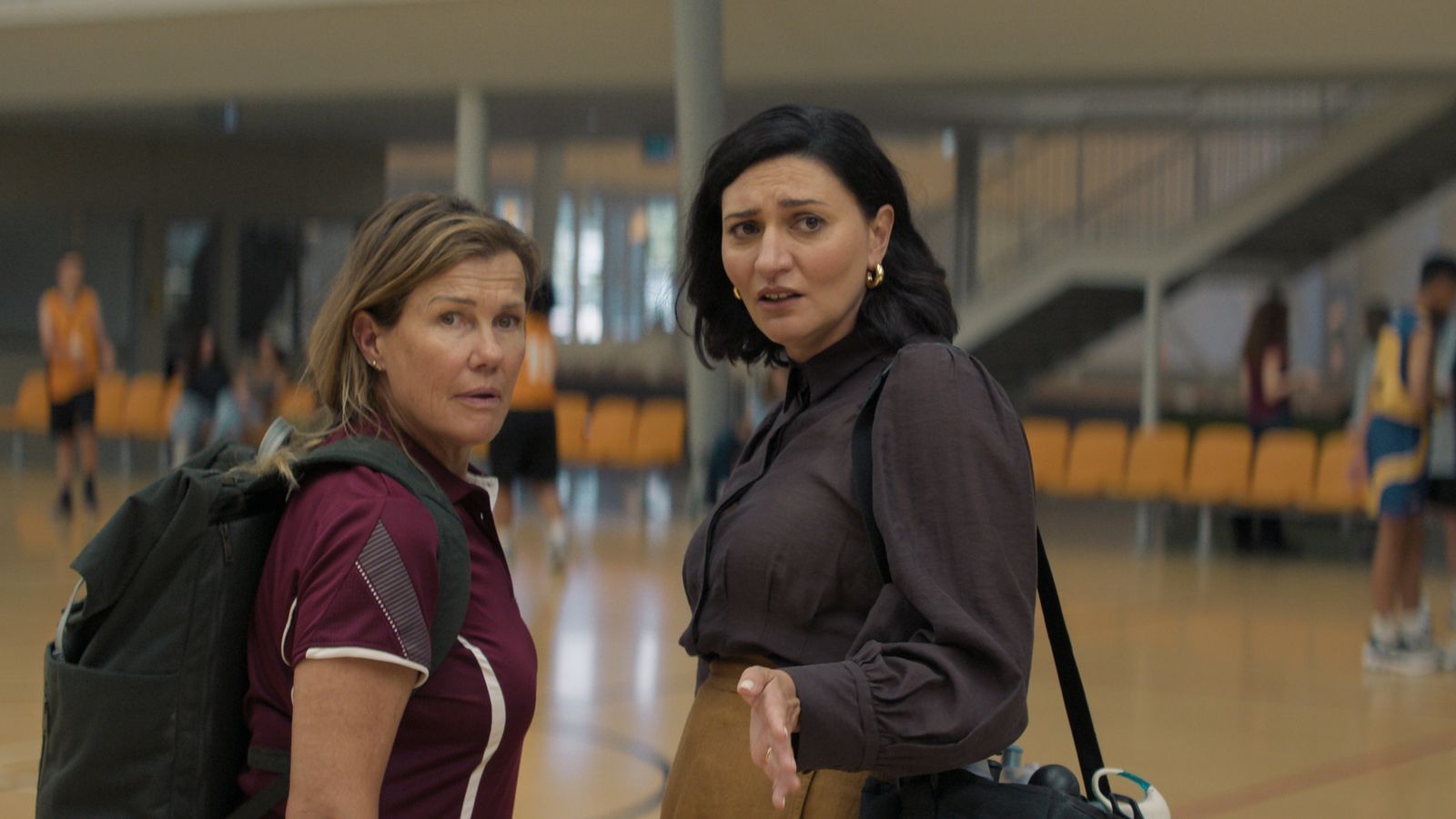 Penny (Robyn Malcolm, links) und Bridget (Mia Blake) können nicht glauben, dass Phil plötzlich zurück ist.  (Bild: ARTE/After the Party Productions Limited 2023)