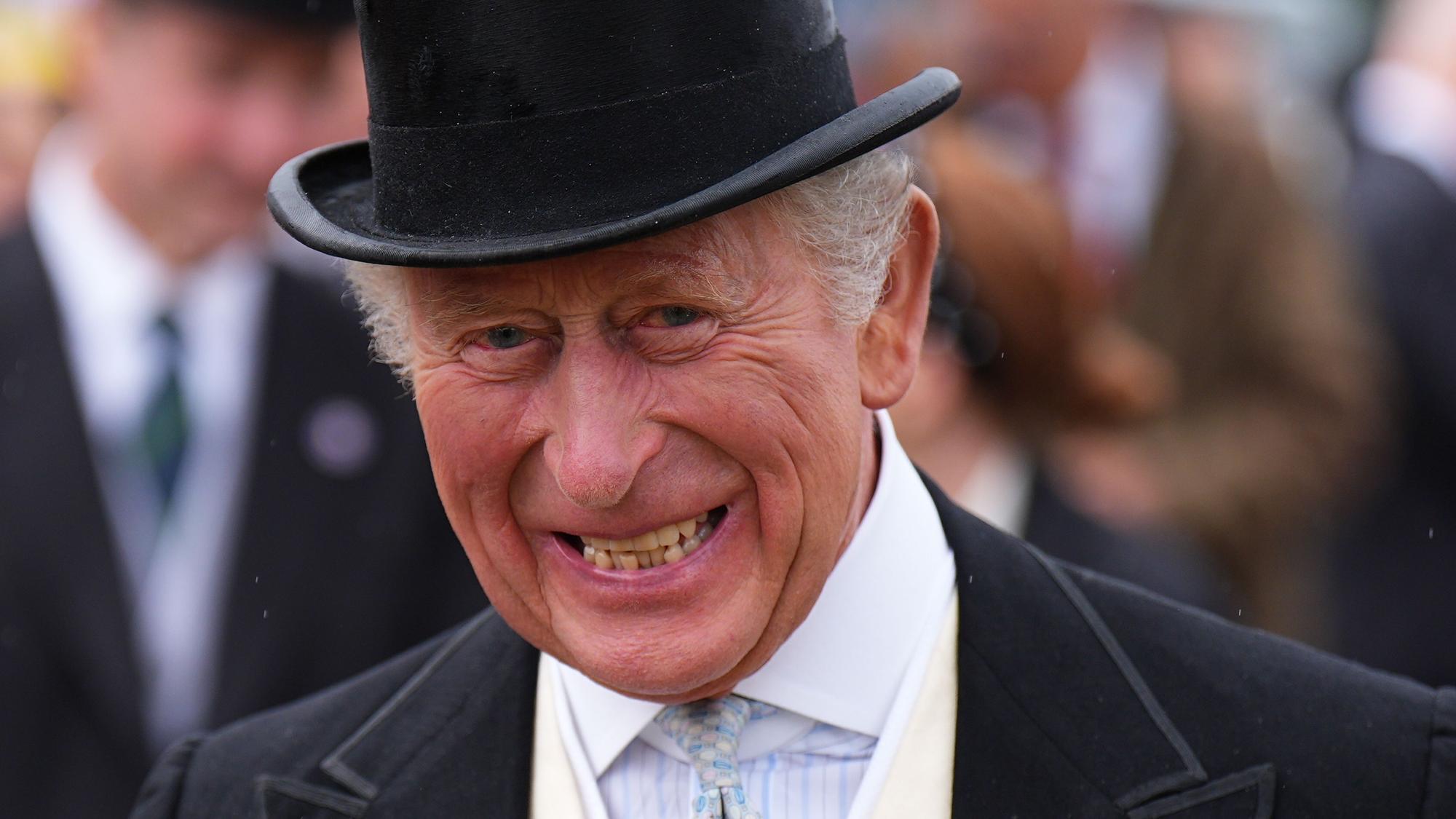 Der britische König Charles III. bei einer Gartenparty im Holyroodhouse-Palast anlässlich der Holyrood-Woche.