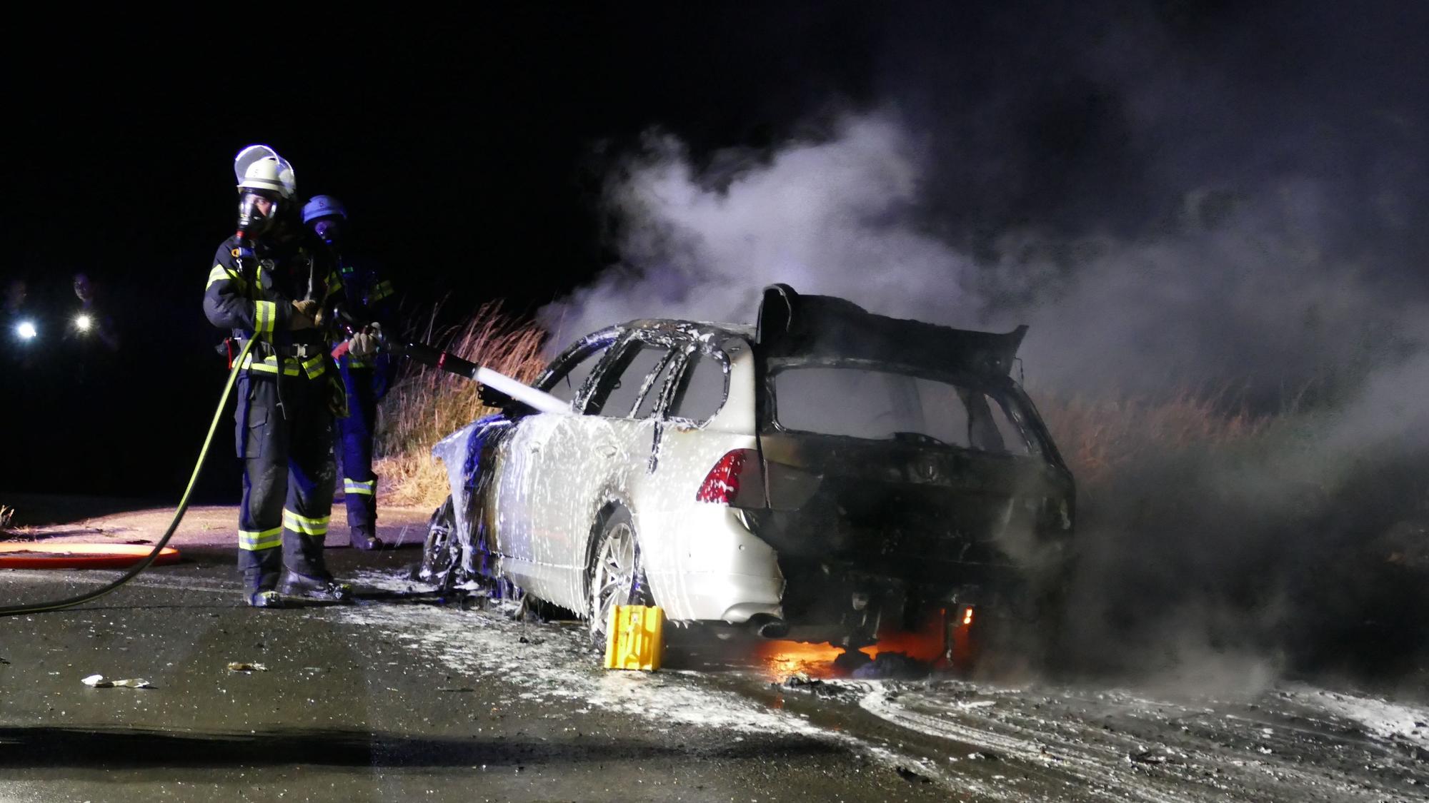 Die Feuerwehr setzte ein Schaummittel ein, um das Feuer zu ersticken.