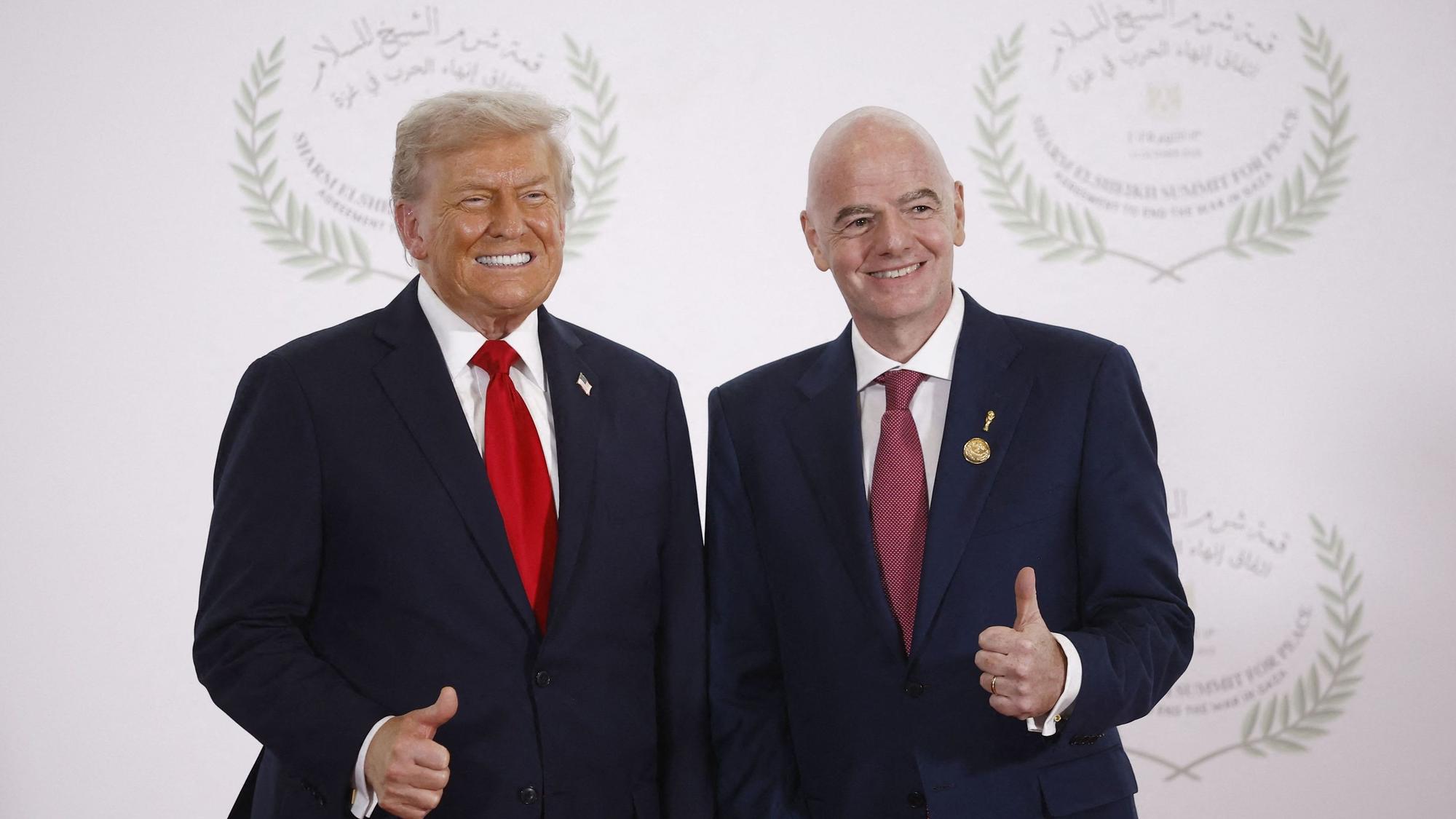 US-Präsident Donald Trump und Fifa-Präsident Gianni Infantino heben die Daumen.