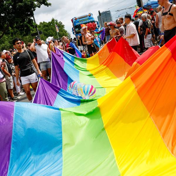 05.07.2026, Nordrhein-Westfalen, Köln: Teilnehmer der Parade zum Christopher Street Day tragen eine überdimensionale Regenbogenfahne. Foto: Thomas Banneyer/dpa +++ dpa-Bildfunk +++