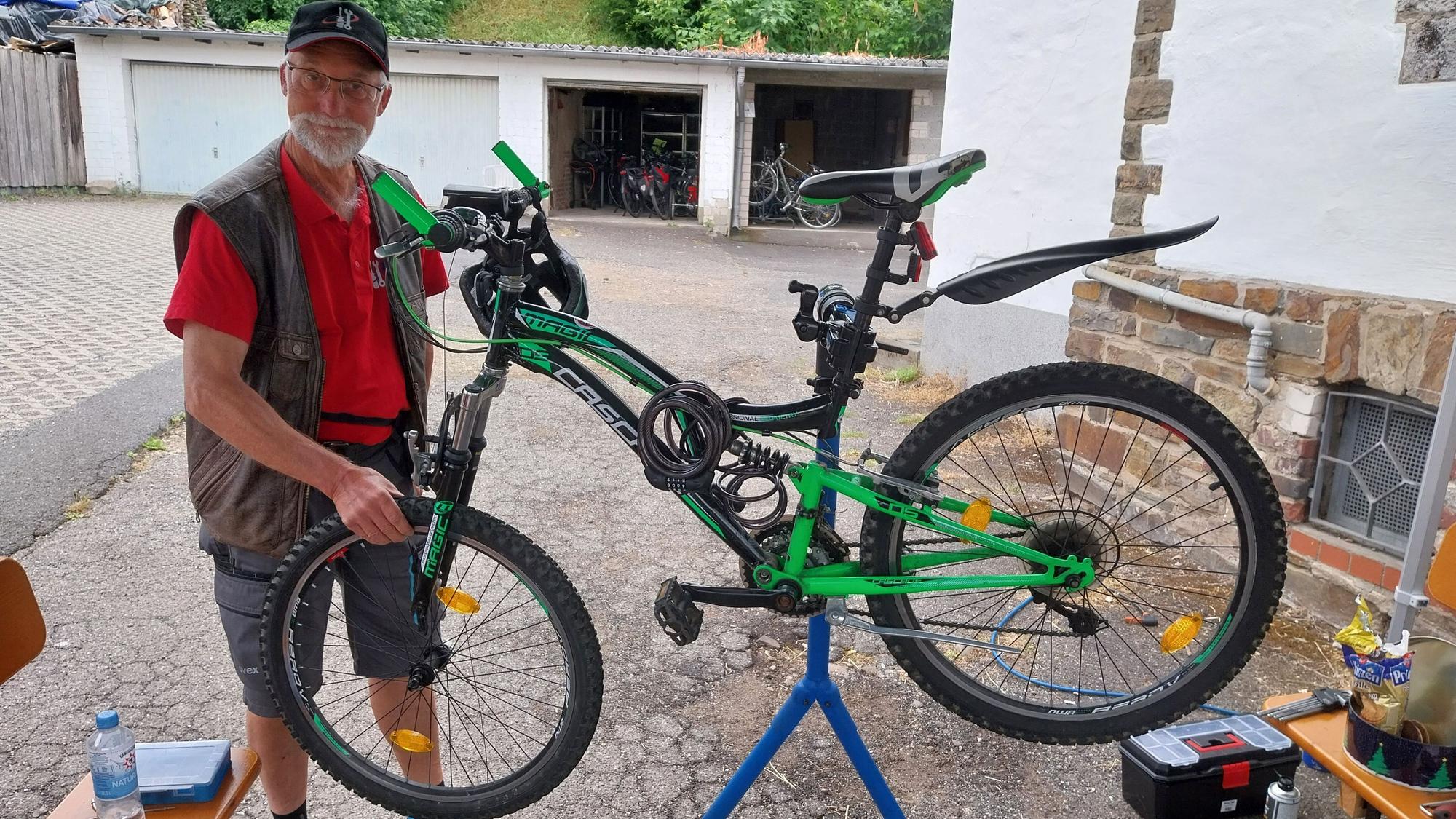 Auch eine Panne gehört zu Siegtal pur. Thomas Busch von der Fahrradwerkstatt dder Eitorfer Tafel repariert ein Kinderrad.