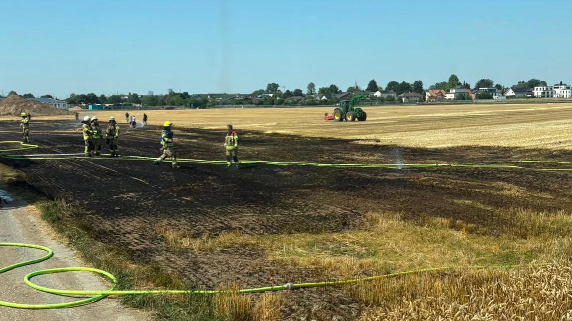 In Pulheim-Sinnersdorf stand ein Feld in Flammen.